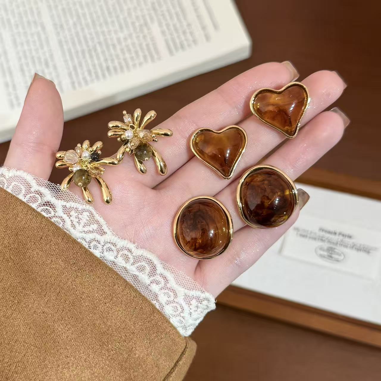 铜合金树脂耳饰 新爆款复古港风设计感耳环美拉德系爱心圆形耳钉