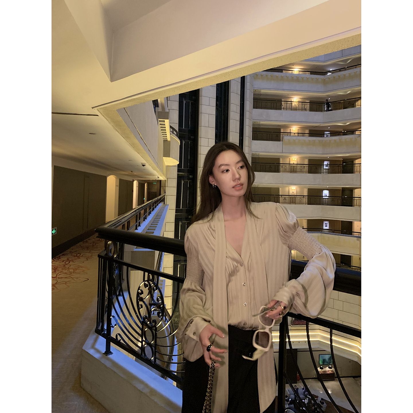 ZHAIAIAIA【华尔兹】秋冬洋气杏金色V领高级感时尚衬衣C35804GK52