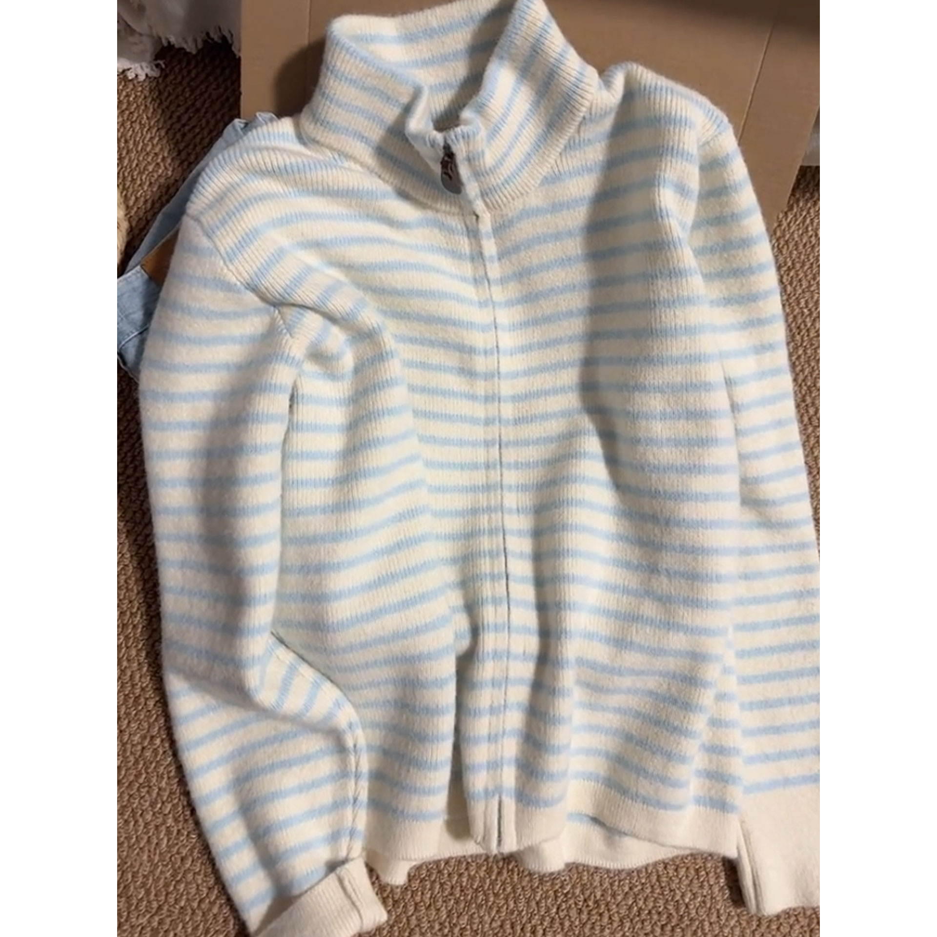 韩系设计感撞色条纹气质拉链长袖毛衣女秋季显瘦百搭chic立领上衣