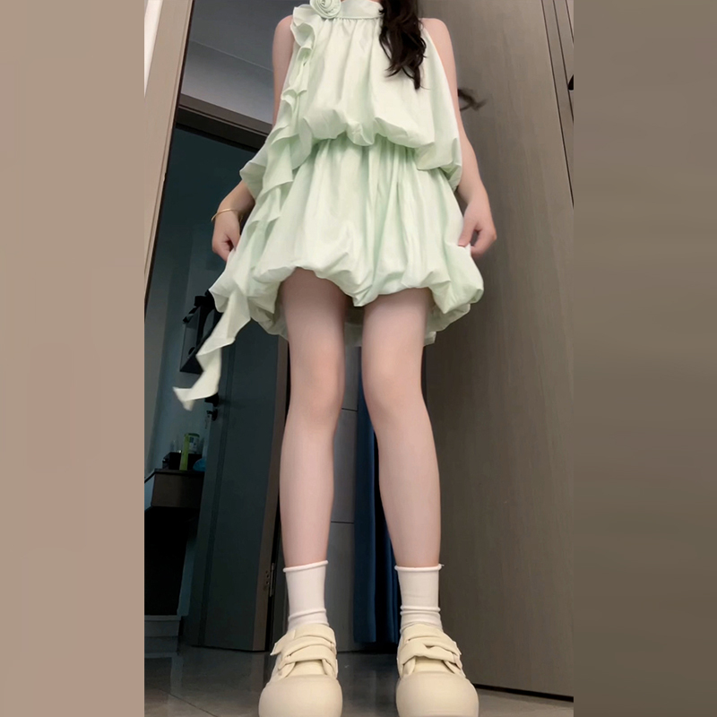 小个子绿色无袖挂脖连衣裙子女夏季2025新款大方得体花苞短裙套装