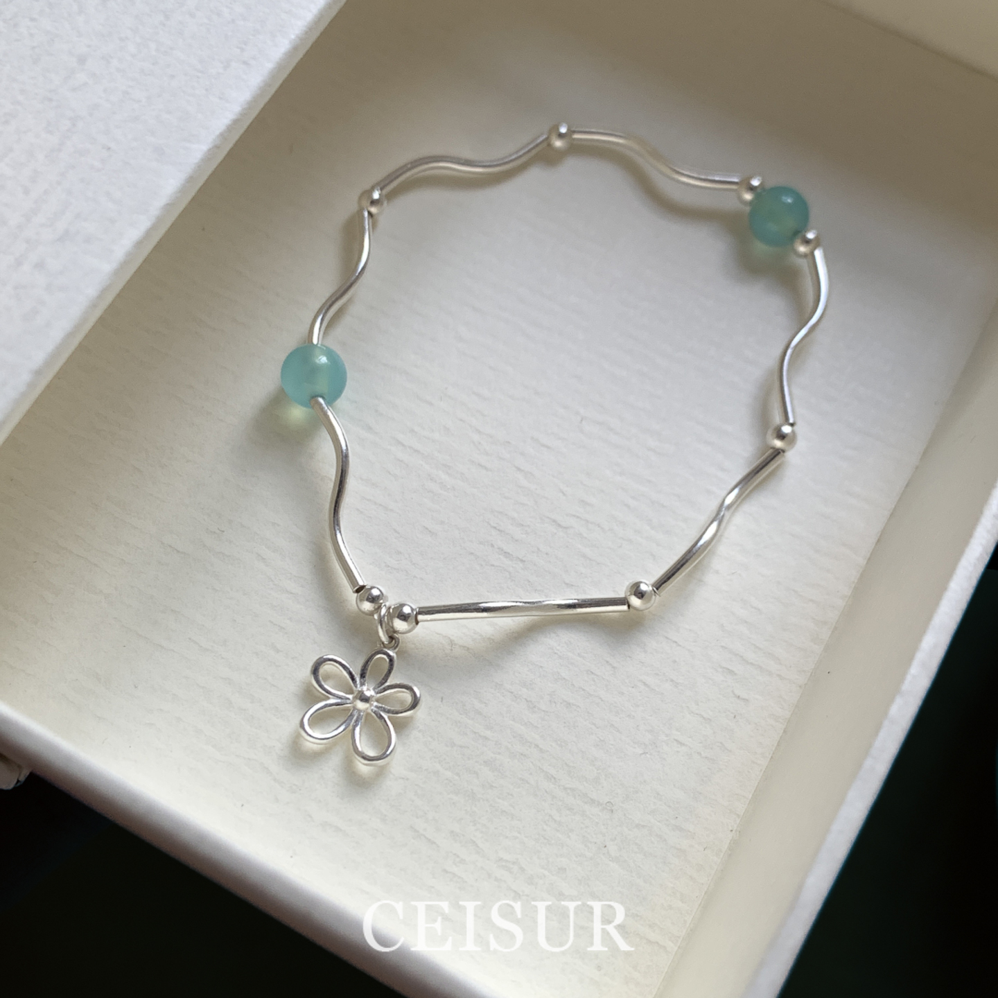 弯管水滴串珠花朵手链女轻奢小众精致2025新款叠戴高颜值闺蜜手饰