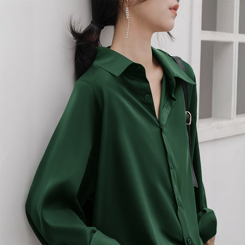 墨绿色衬衫春季2025新款高级感深蓝色长袖缎面宽松百搭衬衫女女装