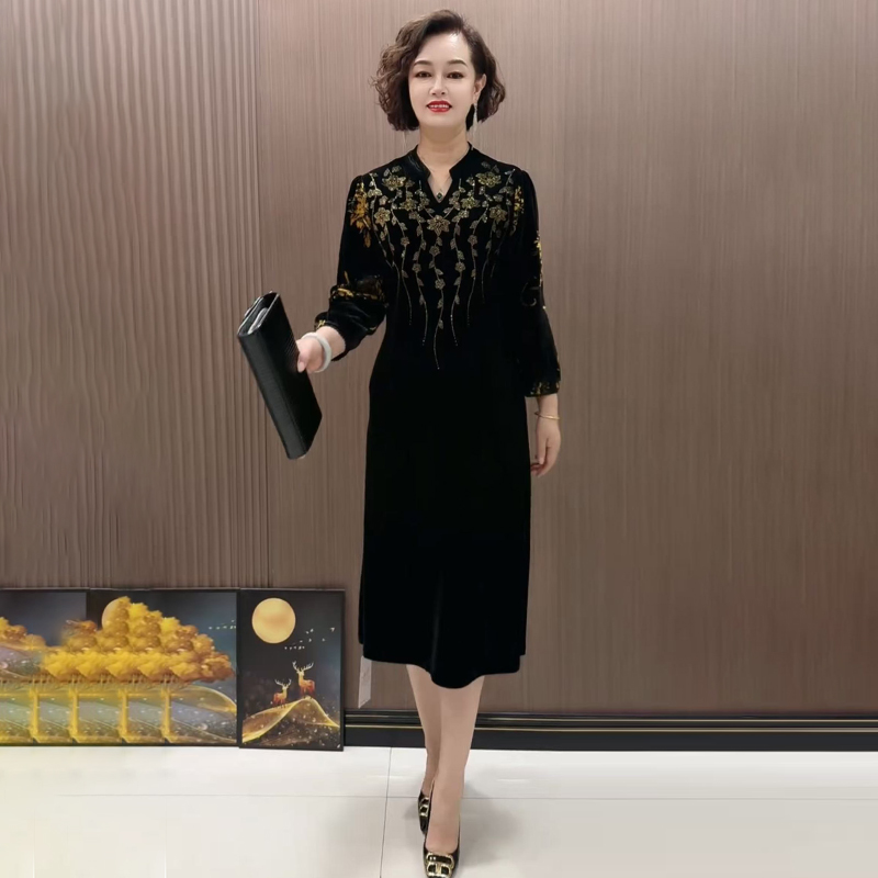 高端妈妈秋冬新款重工烫钻洋气连衣裙丝绒宽松大码遮肉显瘦长裙子