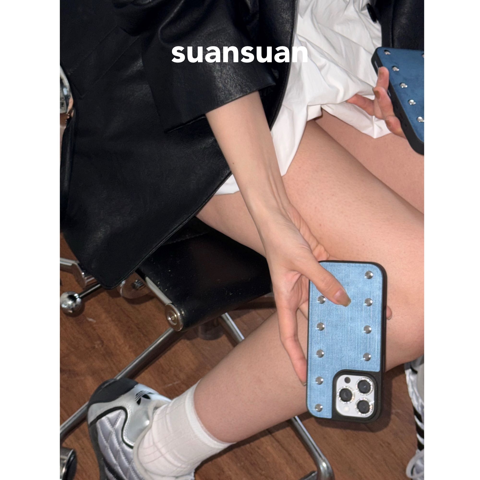 suansuan原创《叛逆牛仔》时髦蓝牛仔纹仿皮铆钉手机壳适用iPhone16