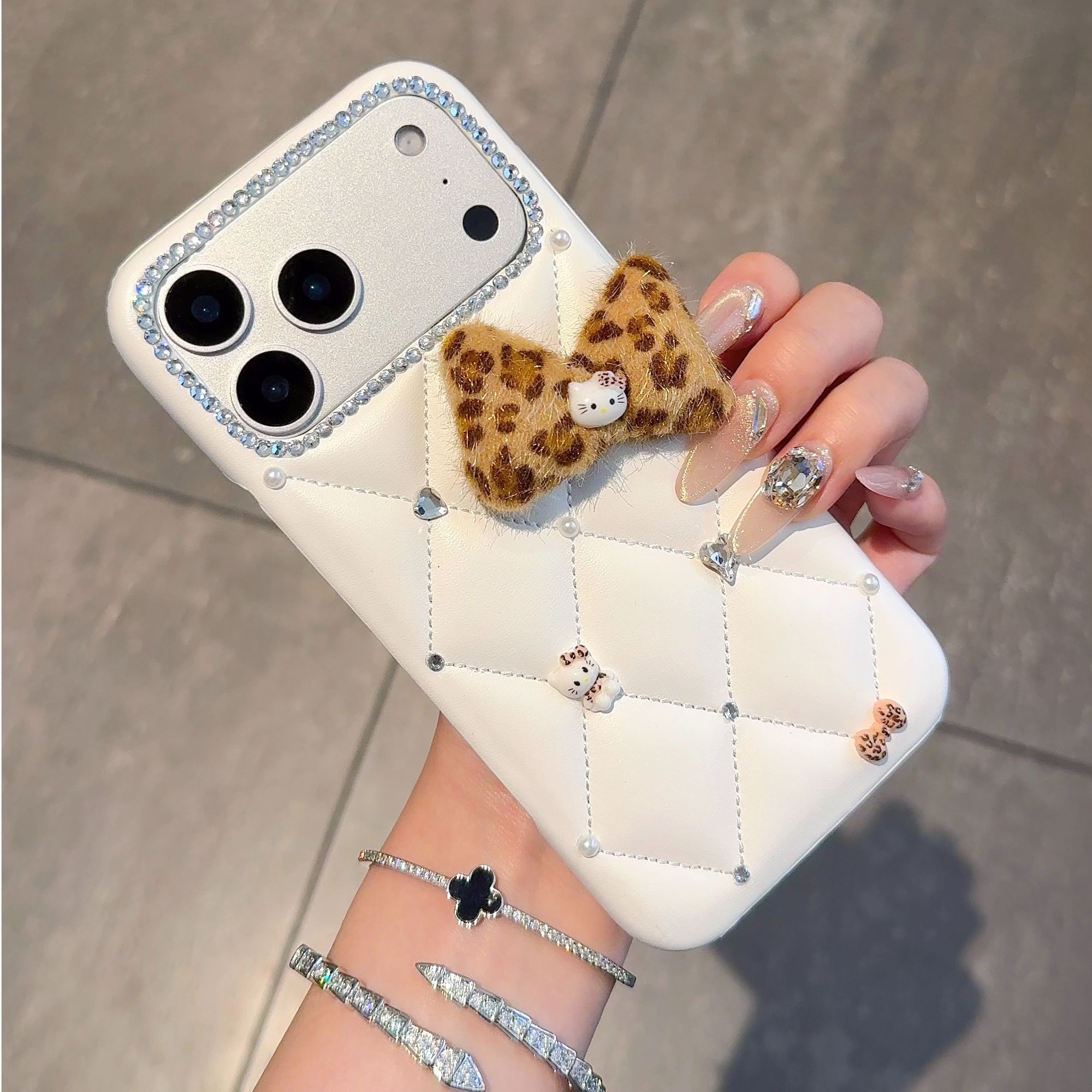 白菱格豹纹KT猫iPhone17promax手机壳适用苹果16半包15毛绒蝴蝶结