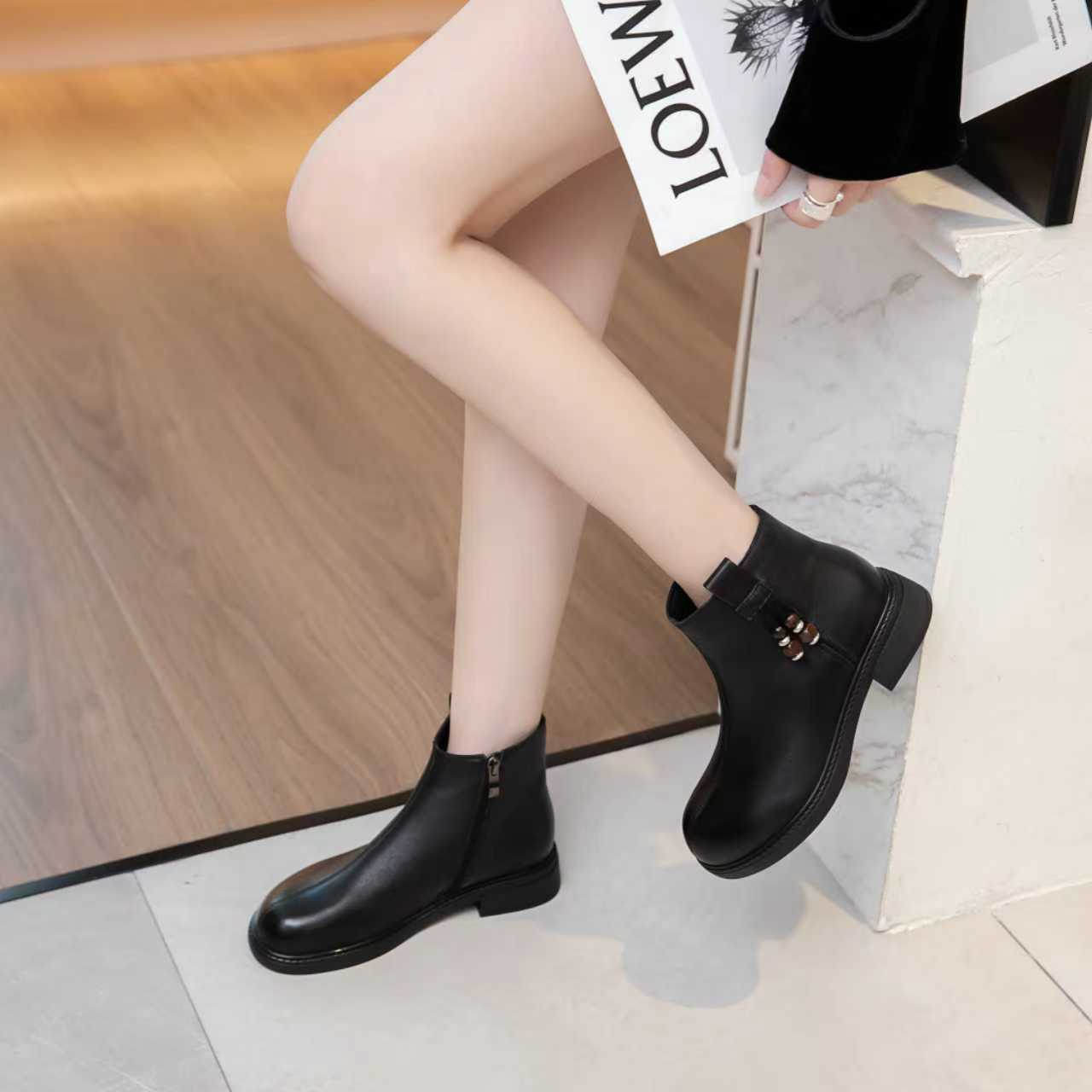 【新一纯】妈妈鞋防滑低跟短靴黑色皮靴厚底秋冬时尚英伦风795522