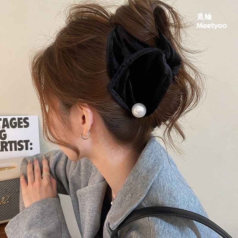 法式珍珠三角抓夹女新款高级感丝绒发量多发夹气质后脑勺鲨鱼发夹