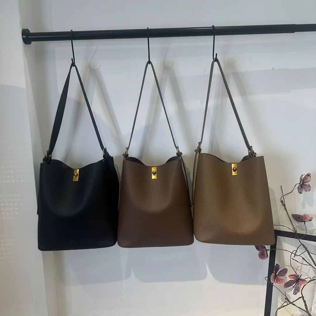 2025新款女士大容量韩式子母款水桶包单根锁扣磨砂一体款斜挎包