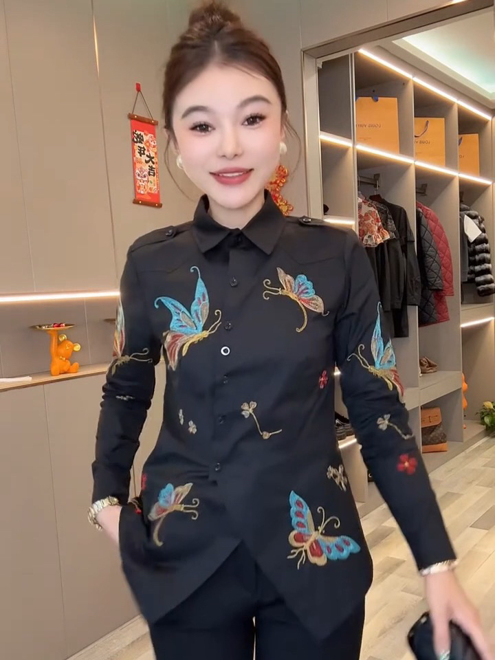 复古国风刺绣蝴蝶元素长袖衬衫女时尚气质上衣韩版方领显瘦百搭潮