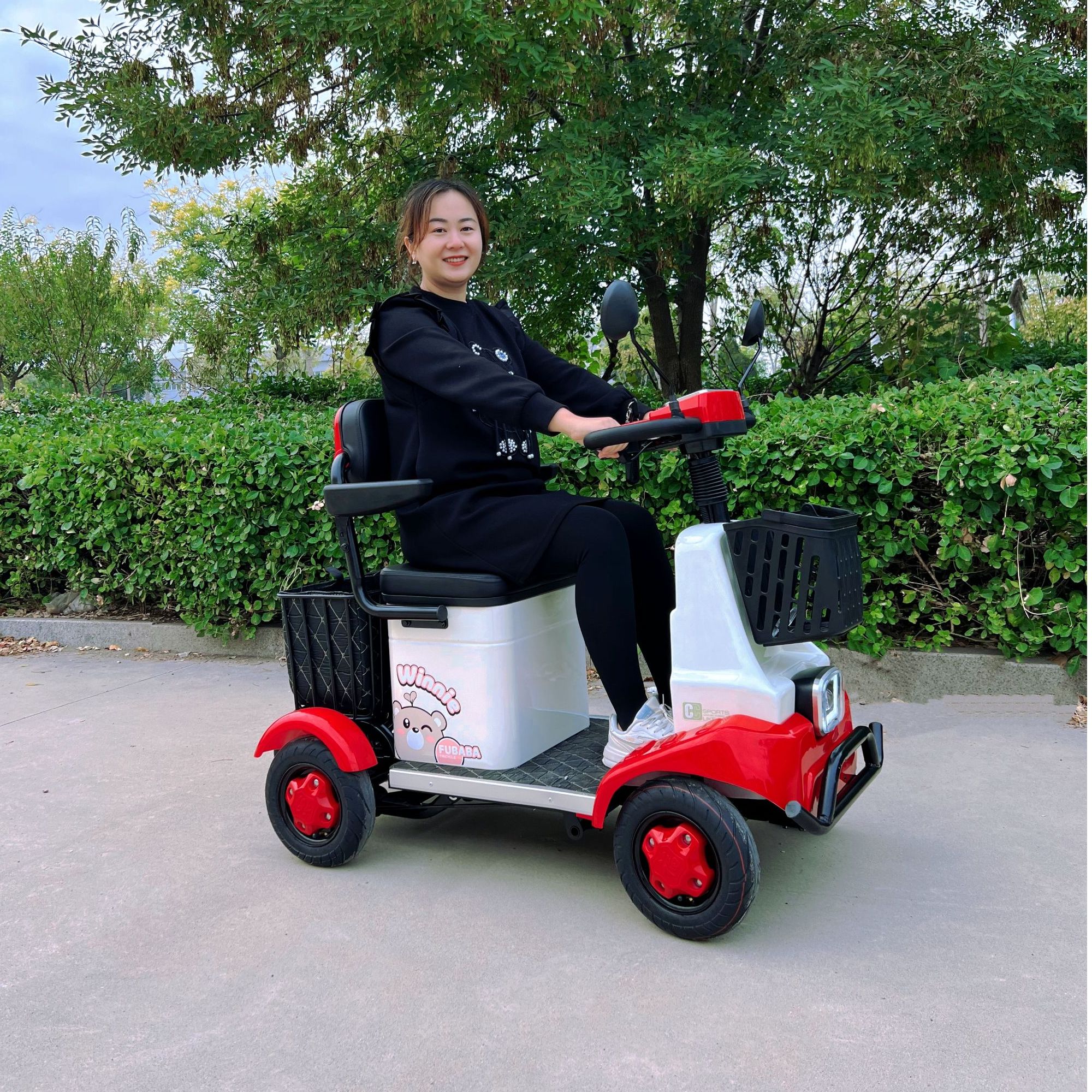 新款单人小巴士代步车适合成人老年人休闲出行电动车