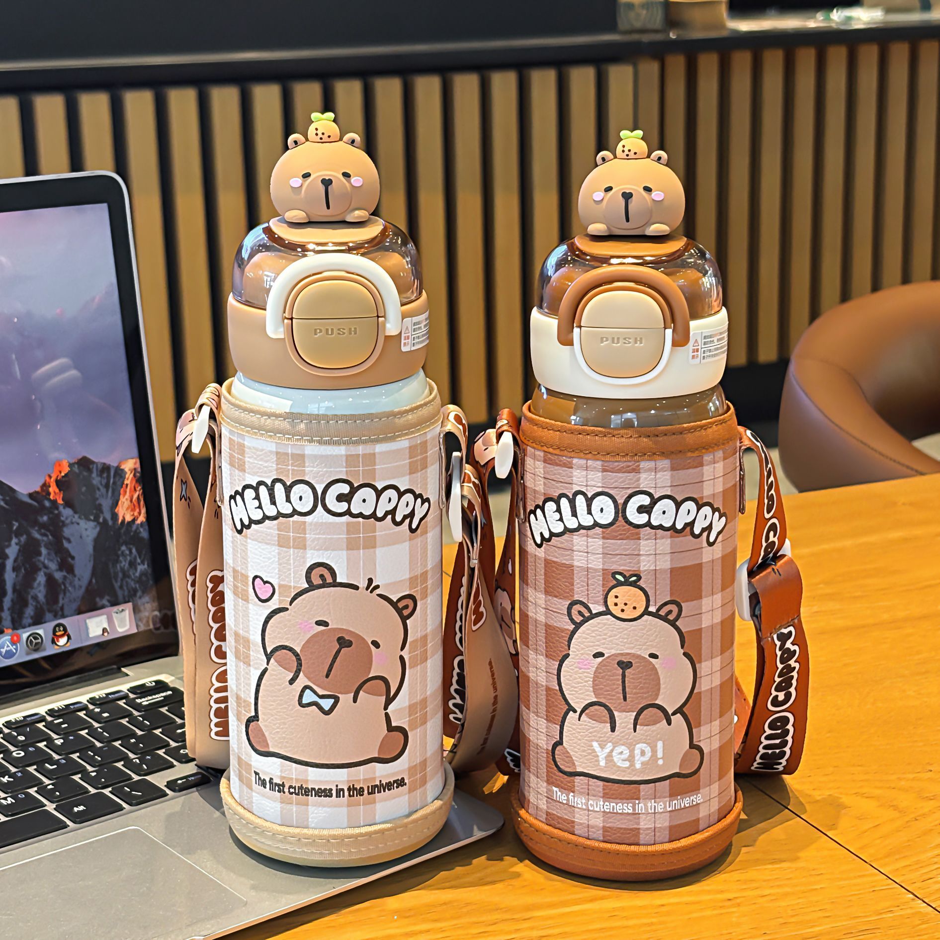 卡皮巴拉可爱格纹保温杯杯套设计锁扣可调节杯绳便携一杯双饮水杯