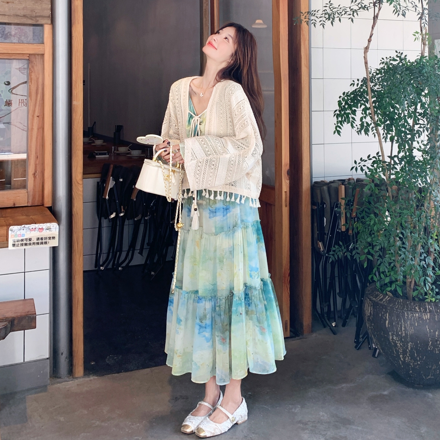 度假风晕染吊带连衣裙套装女2025早秋独特漂亮斗篷披肩外套两件套