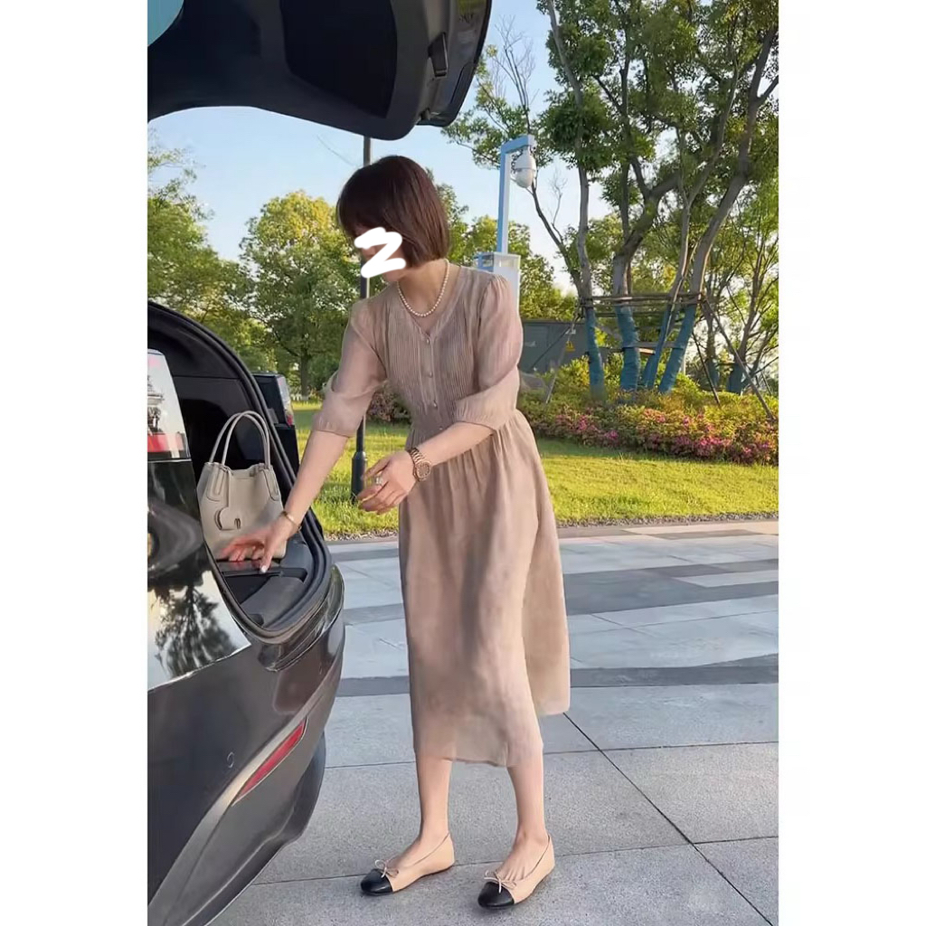 高冷御姐风超好看法式v领褶皱设计奶茶色连衣裙子女夏季2025新款