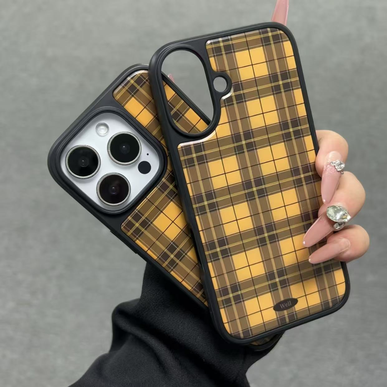 黄棕格纹适用苹果17pro小众创意手机壳iPhone14磁吸保护壳防摔潮