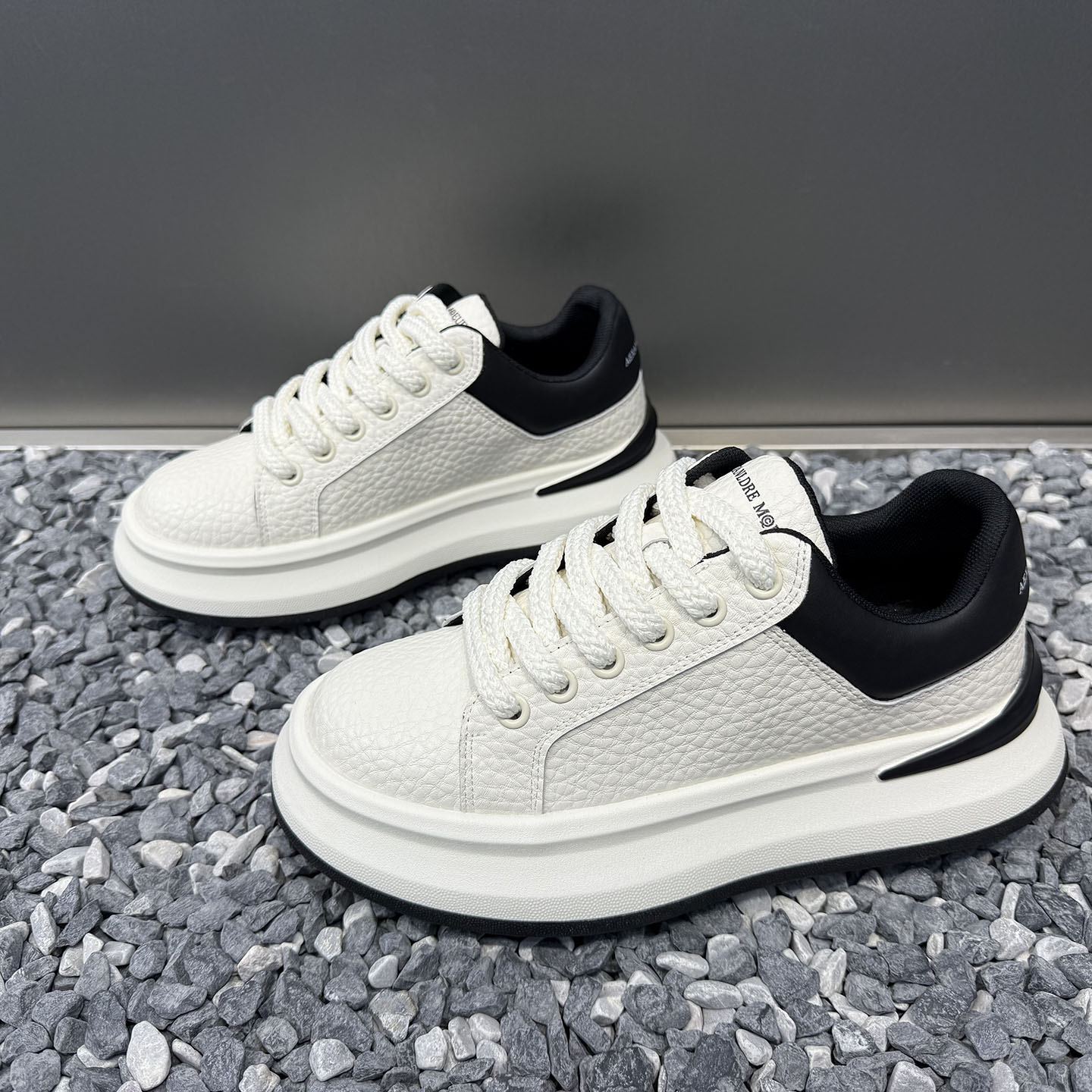 男鞋2025秋季新款百搭休闲鞋轻便时尚运动鞋潮流防滑青年男士鞋子