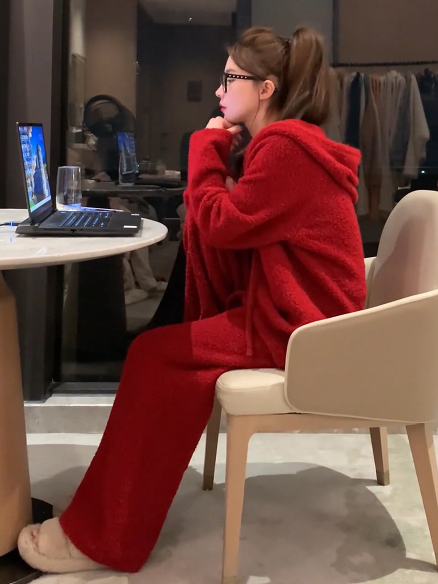 2025冬季超火一整套炸街减龄时尚大方得体穿搭红色毛衣两件套装裤