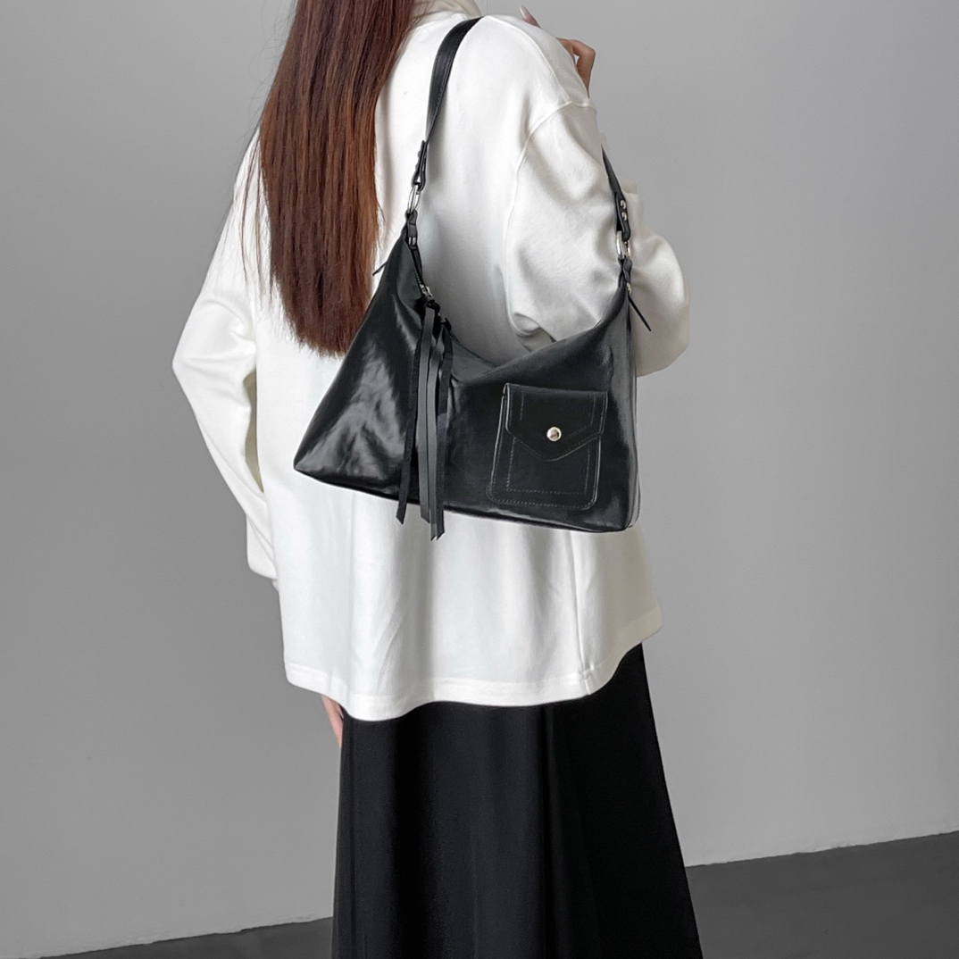 秋冬新款油蜡皮时尚女包腋下简约百搭流苏款大容量通勤包