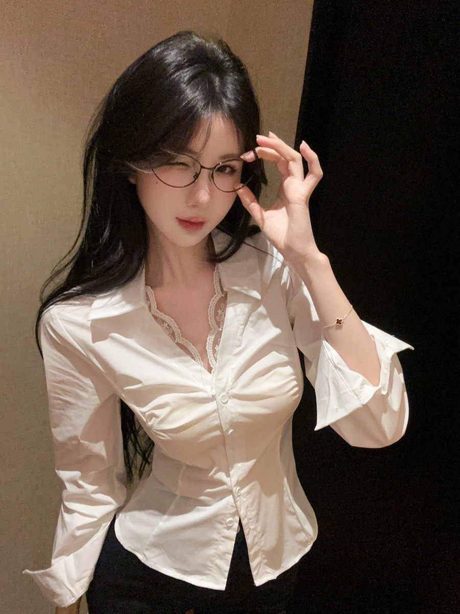 蕾丝性感长袖翻领衬衫女秋冬设计感纯欲短款修身收腰绝美气质上衣