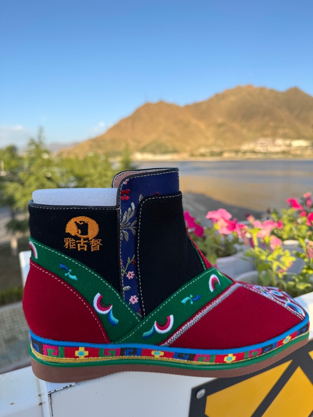 女式新款绣花鞋到了