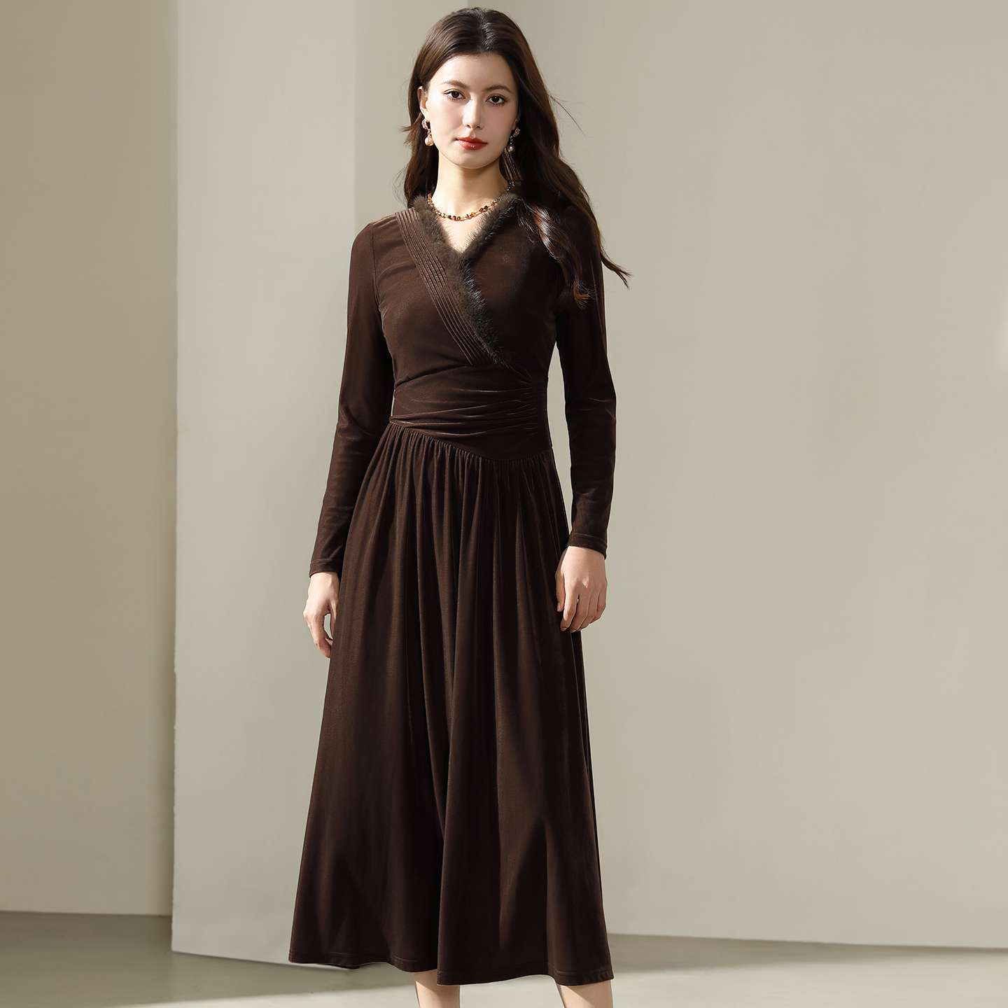 荟纤柔法式赫本风丝绒连衣裙2025秋冬新款复古高级毛领收腰裙子女