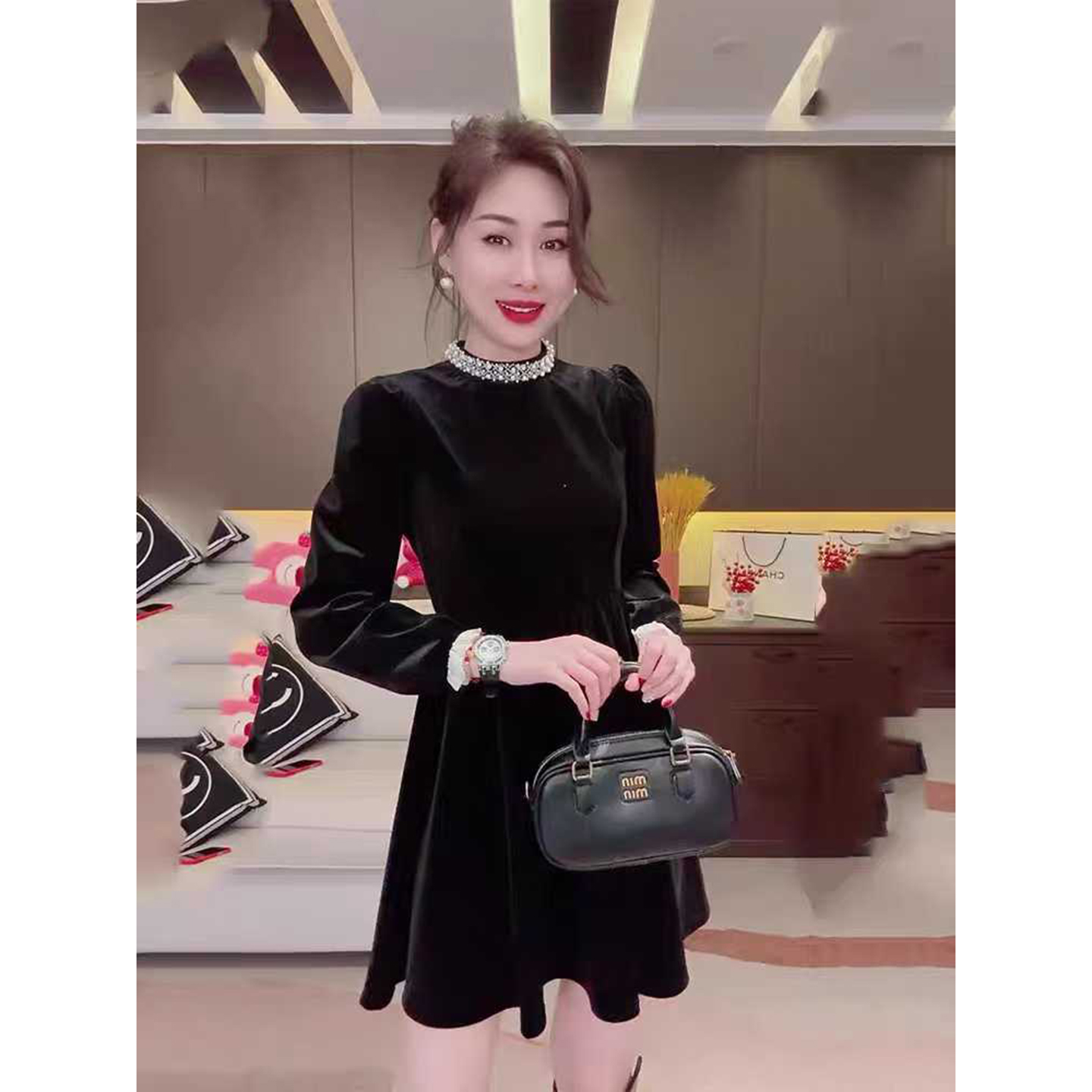 2025秋冬新款法式高级感重工丝绒连衣裙女长袖赫本风显瘦小黑裙潮