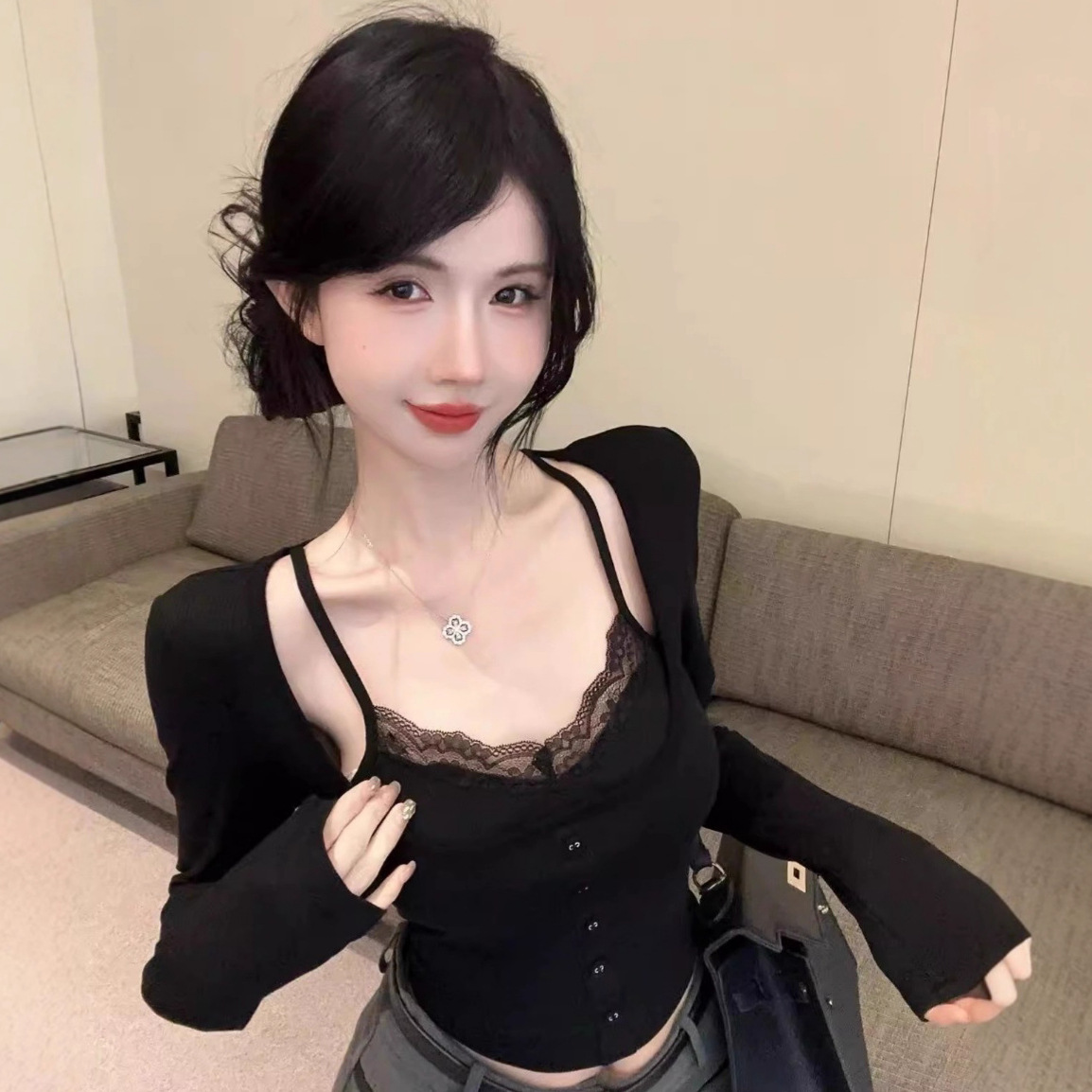 秋冬新款纯欲假两件打底衫蕾丝纽扣拼接长袖t恤修身女带胸垫上衣