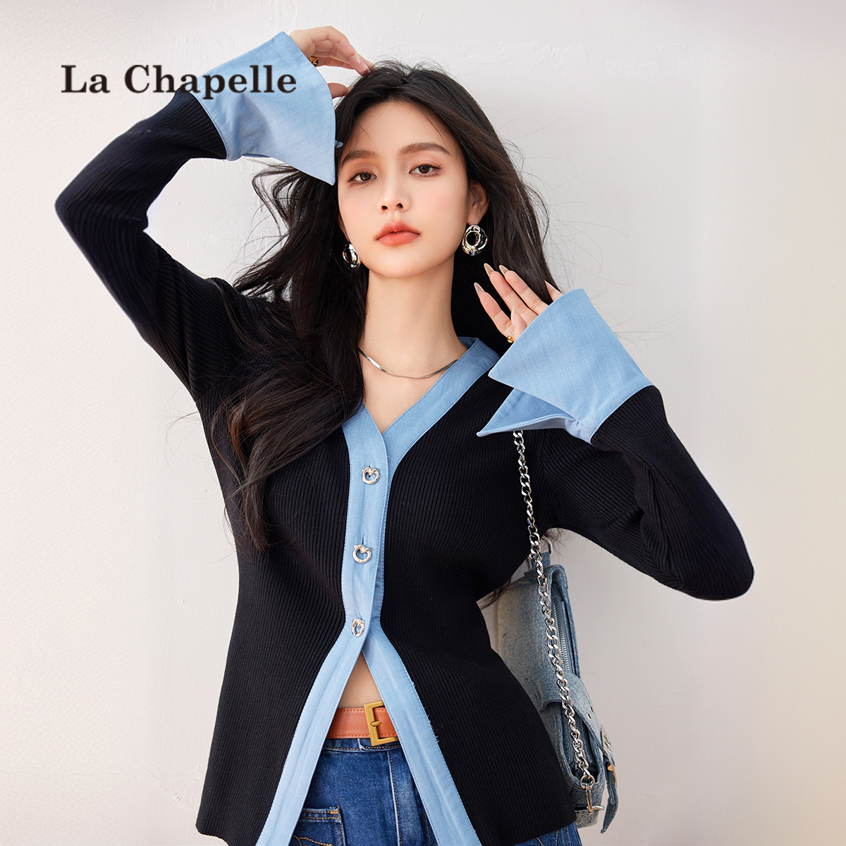 拉夏贝尔2024秋冬毛衣显瘦上衣女设计感喇叭袖v领撞色针织打底衫