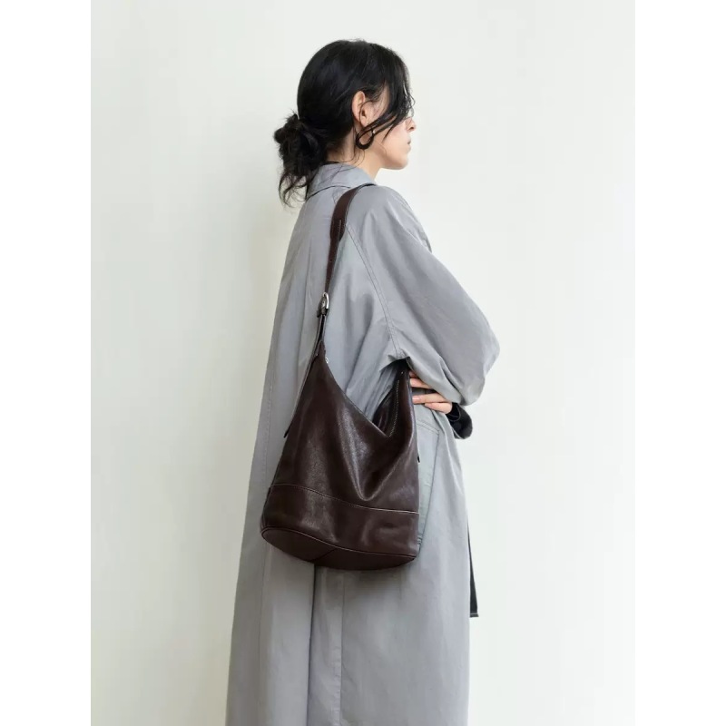 2025裘新款真头层植鞣羊皮休闲拉链款气质经典简约单肩包斜挎水桶