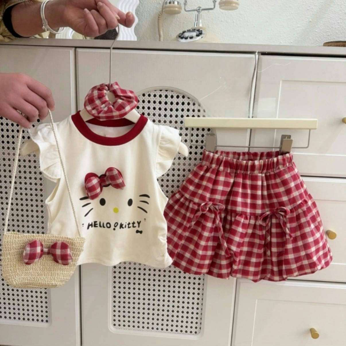 女童休闲洋气套装夏季时髦红格子蝴蝶结短裙女孩飞袖猫咪卡通上衣