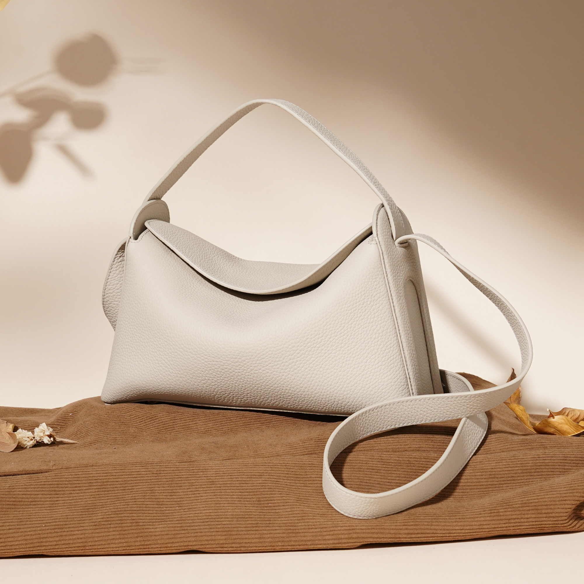 岩牛【小浩臻藏】大容量新款腋下包女百搭简约手提饭盒包YN3604