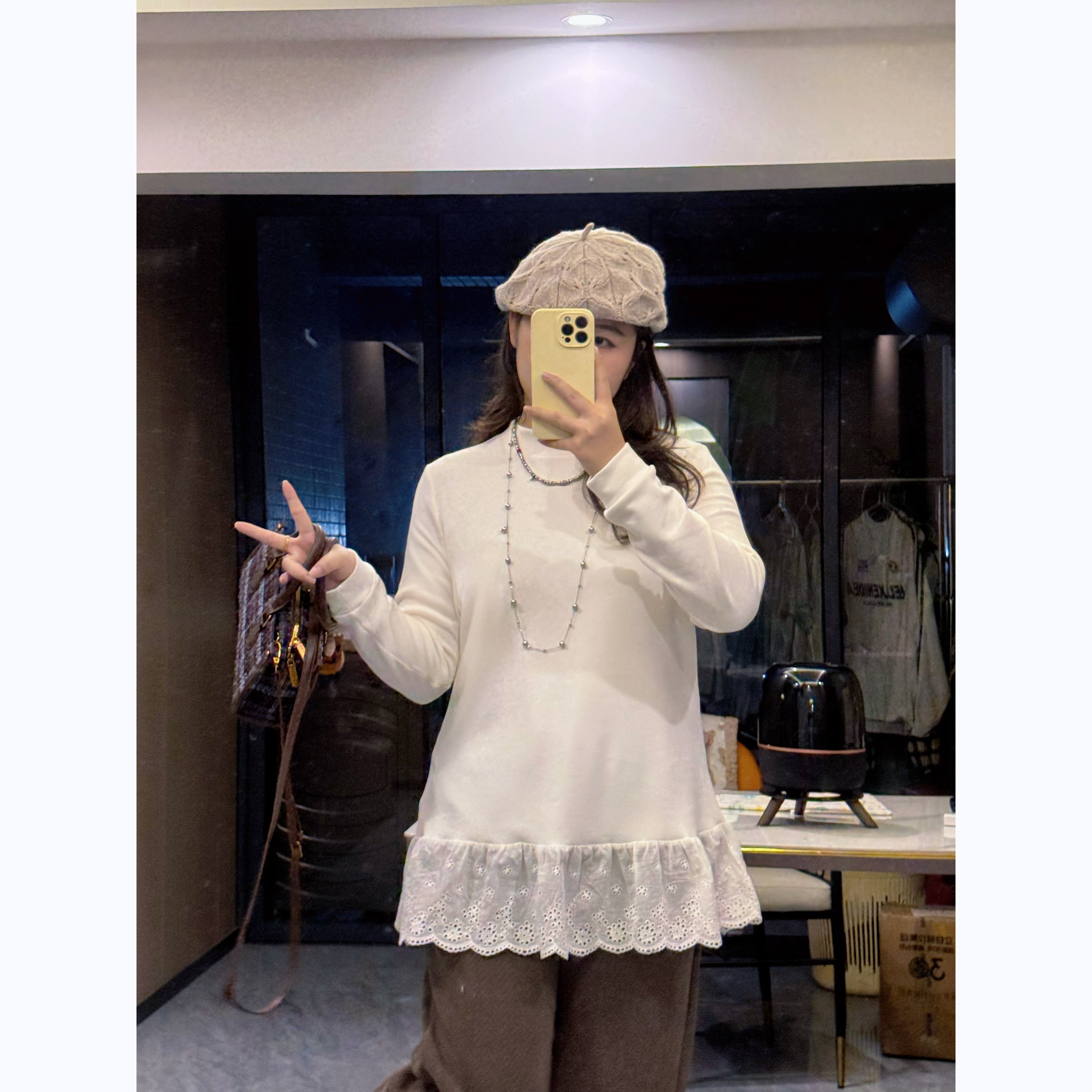 胖妹妹女常规款休闲风刺绣蕾丝长袖T恤宽松秋冬加绒打底衫226