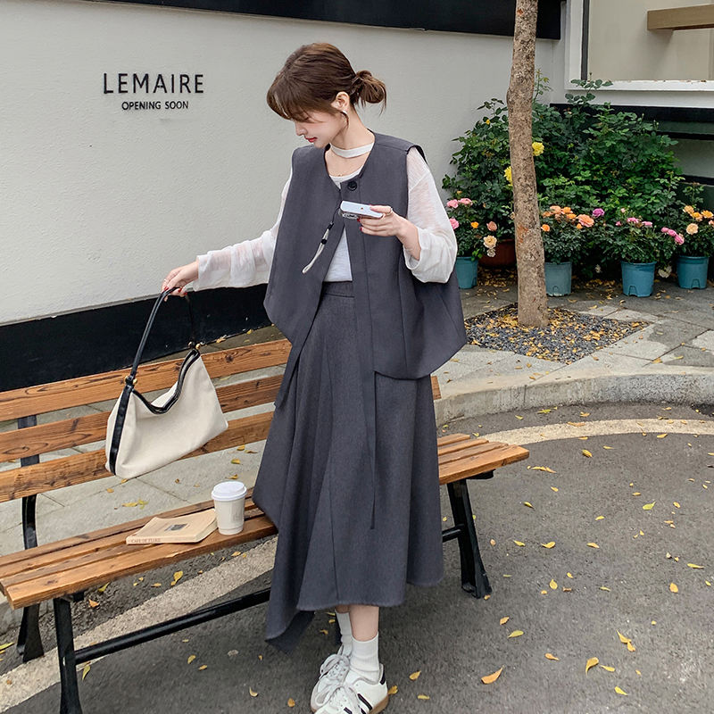 气质高级感一整套女早秋新款灰色马甲设计感半身裙打底衫三件套