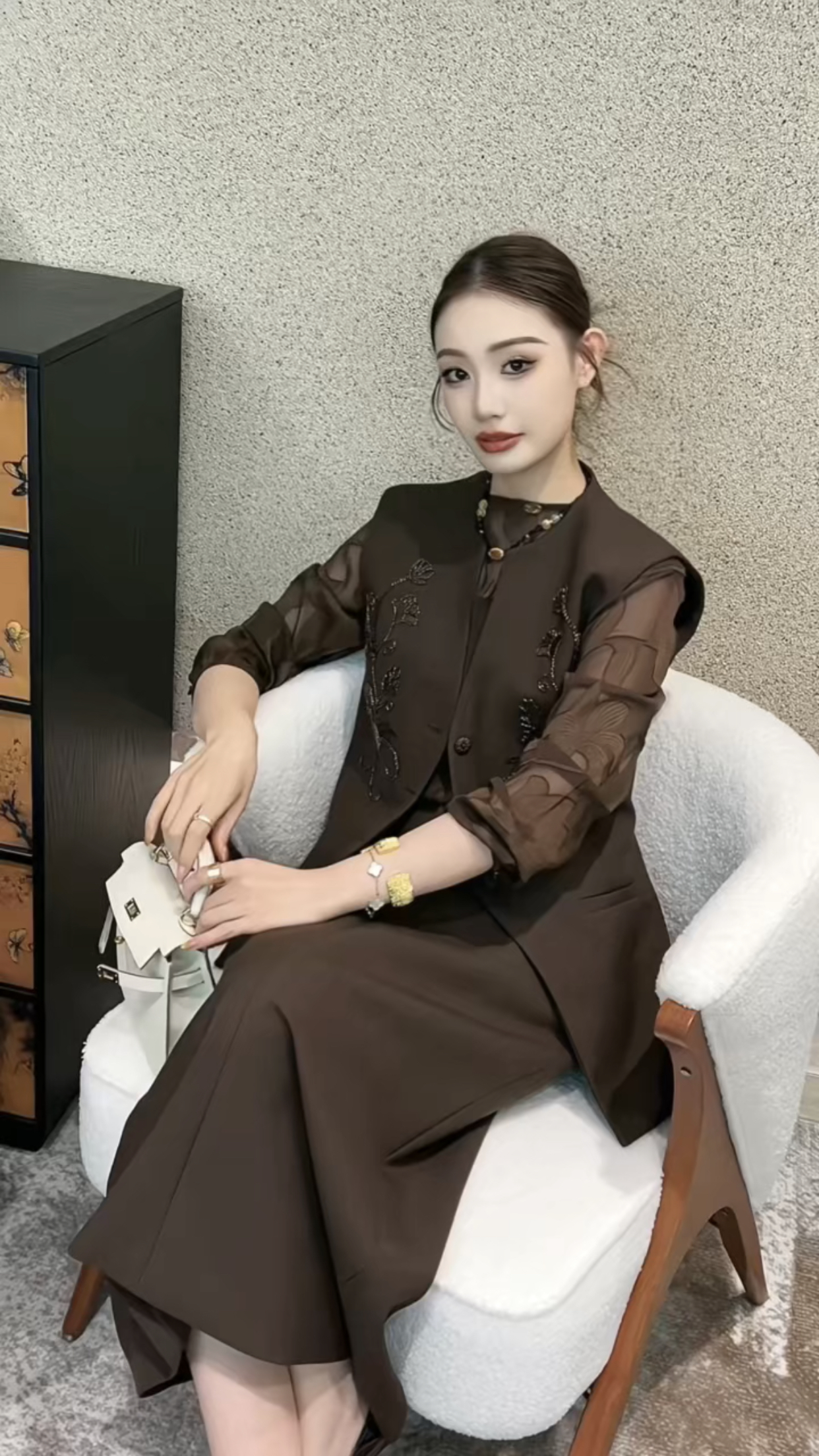 2025秋新款高级感绣花钉珠无袖马甲裙子两件套职业时尚通勤套装女