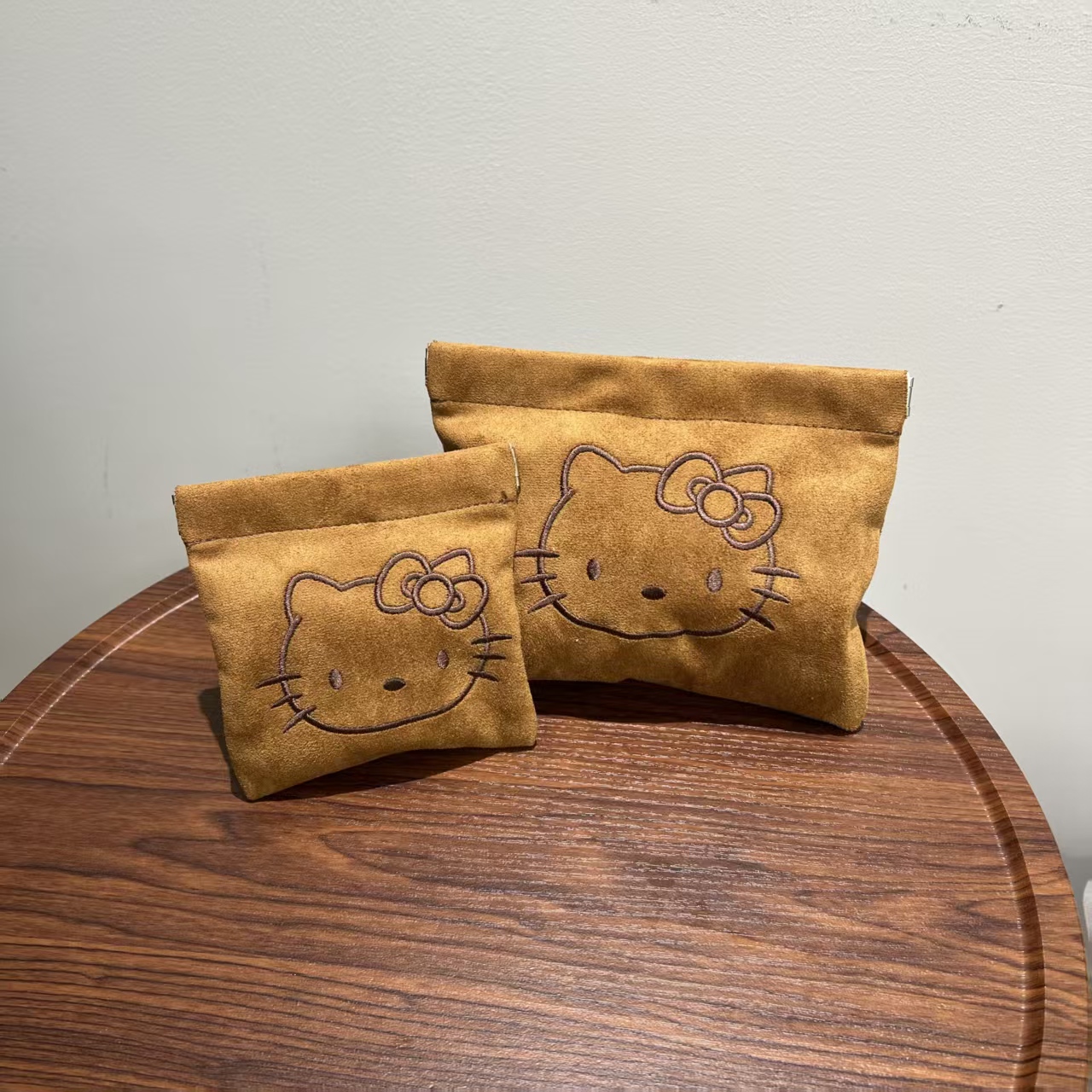 秋冬新款麂皮绒刺绣kitty弹片化妆包少女心洗漱包大容量便捷收纳