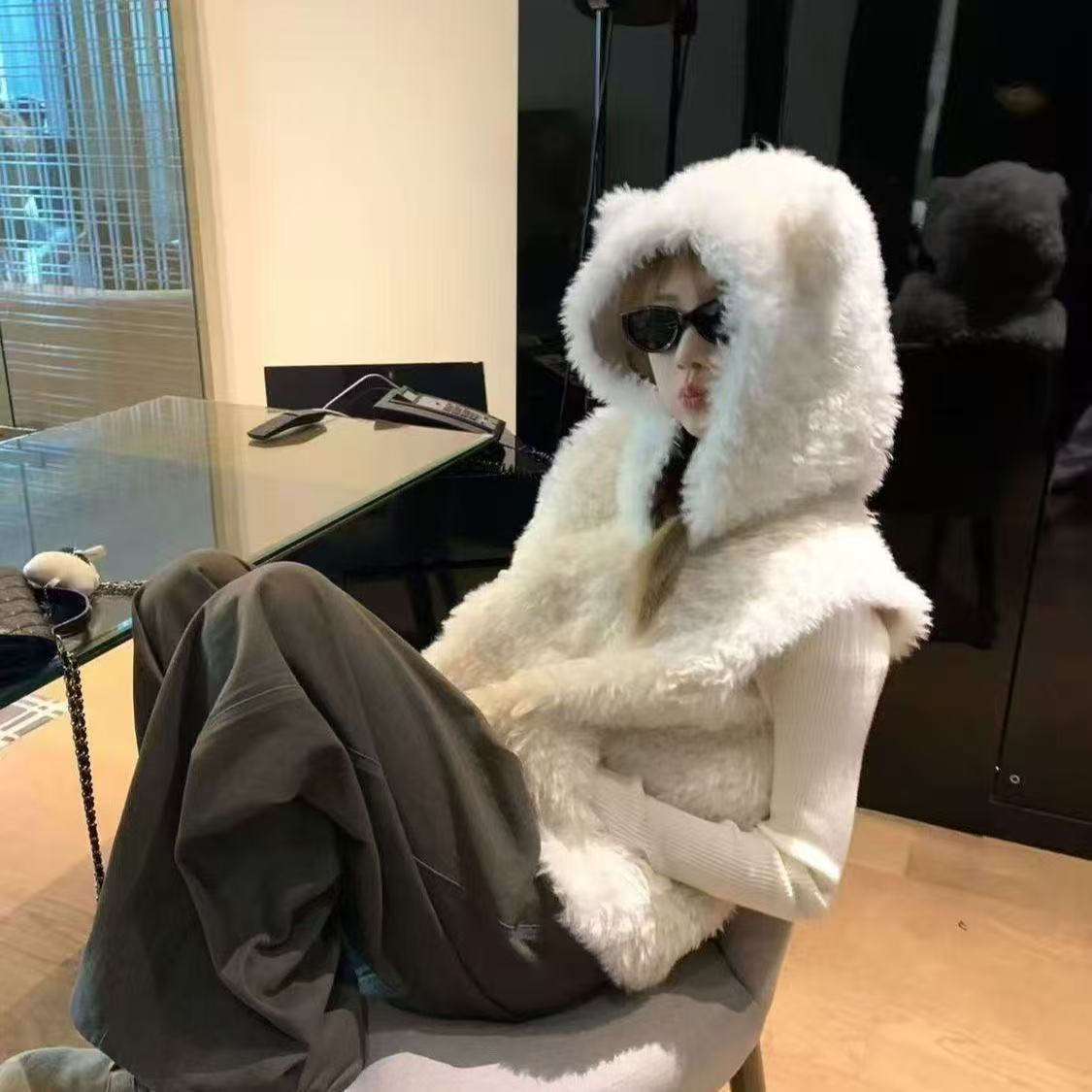 小熊耳朵米白色坎肩连帽马甲女2025冬新款皮毛一体可爱羊羔毛马夹