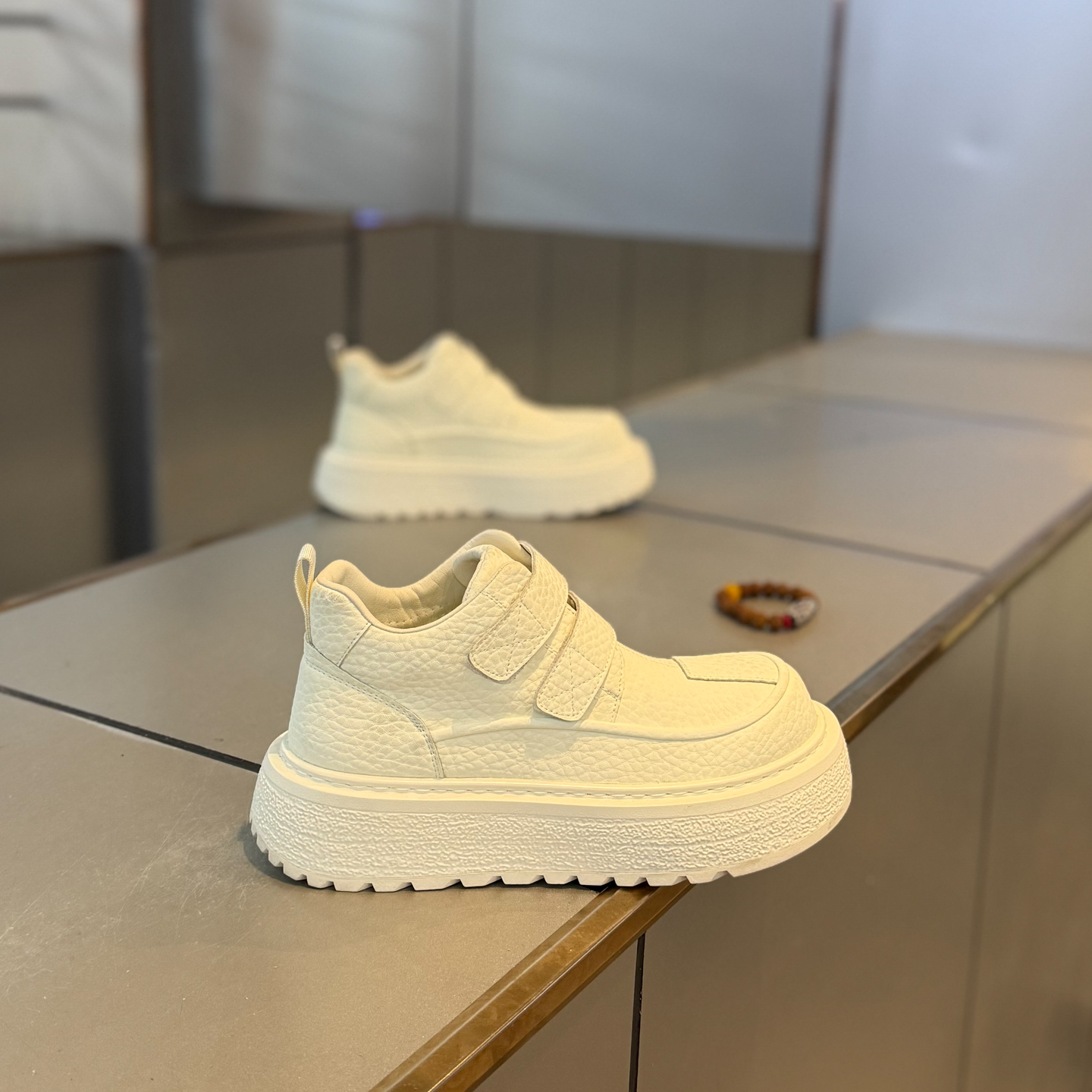 秋冬男鞋轻奢高级感小白鞋一脚蹬粘带休闲小众原创男士潮鞋加绒棉