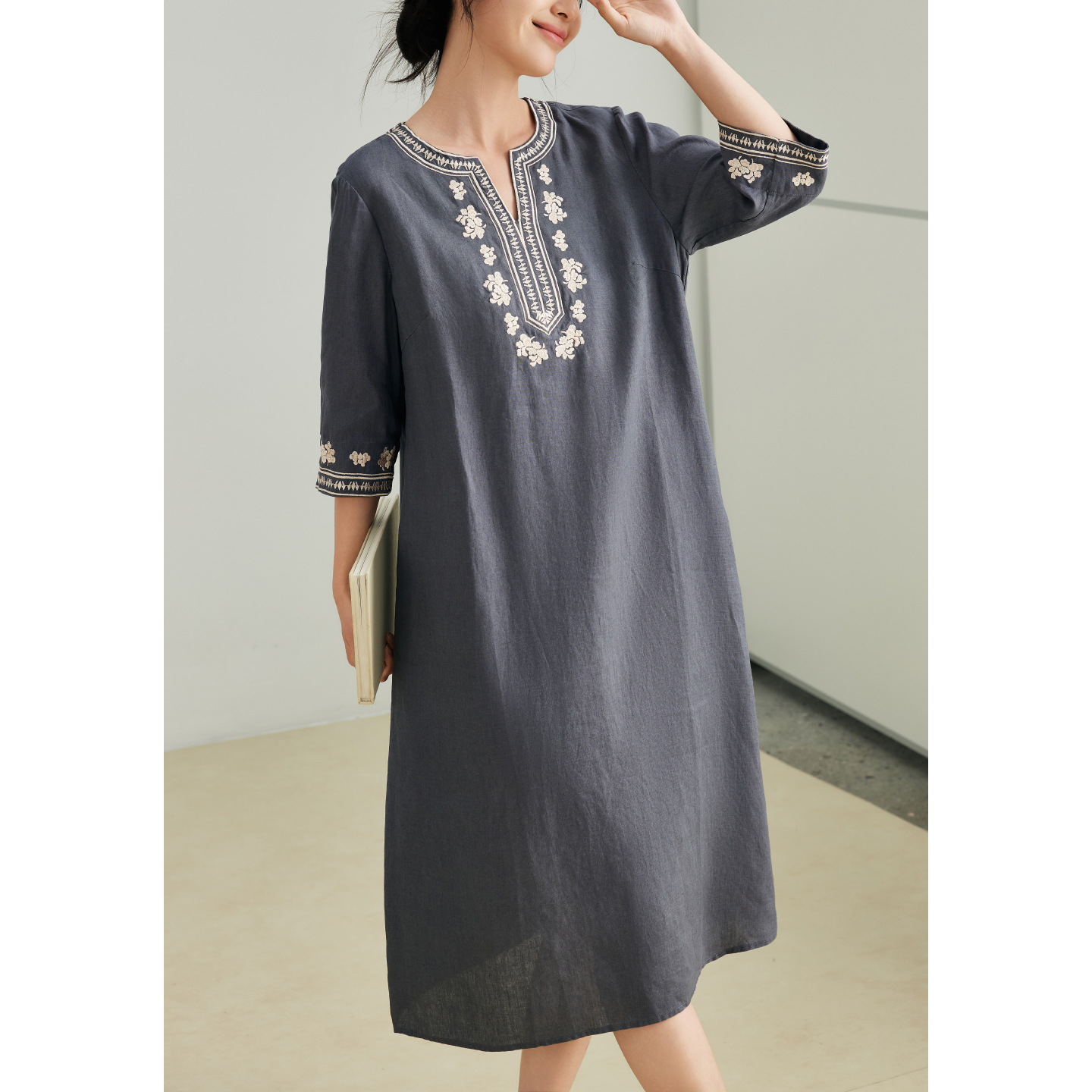 原形新中式复古设计感刺绣亚麻连衣裙2025夏季新款优雅长裙91515