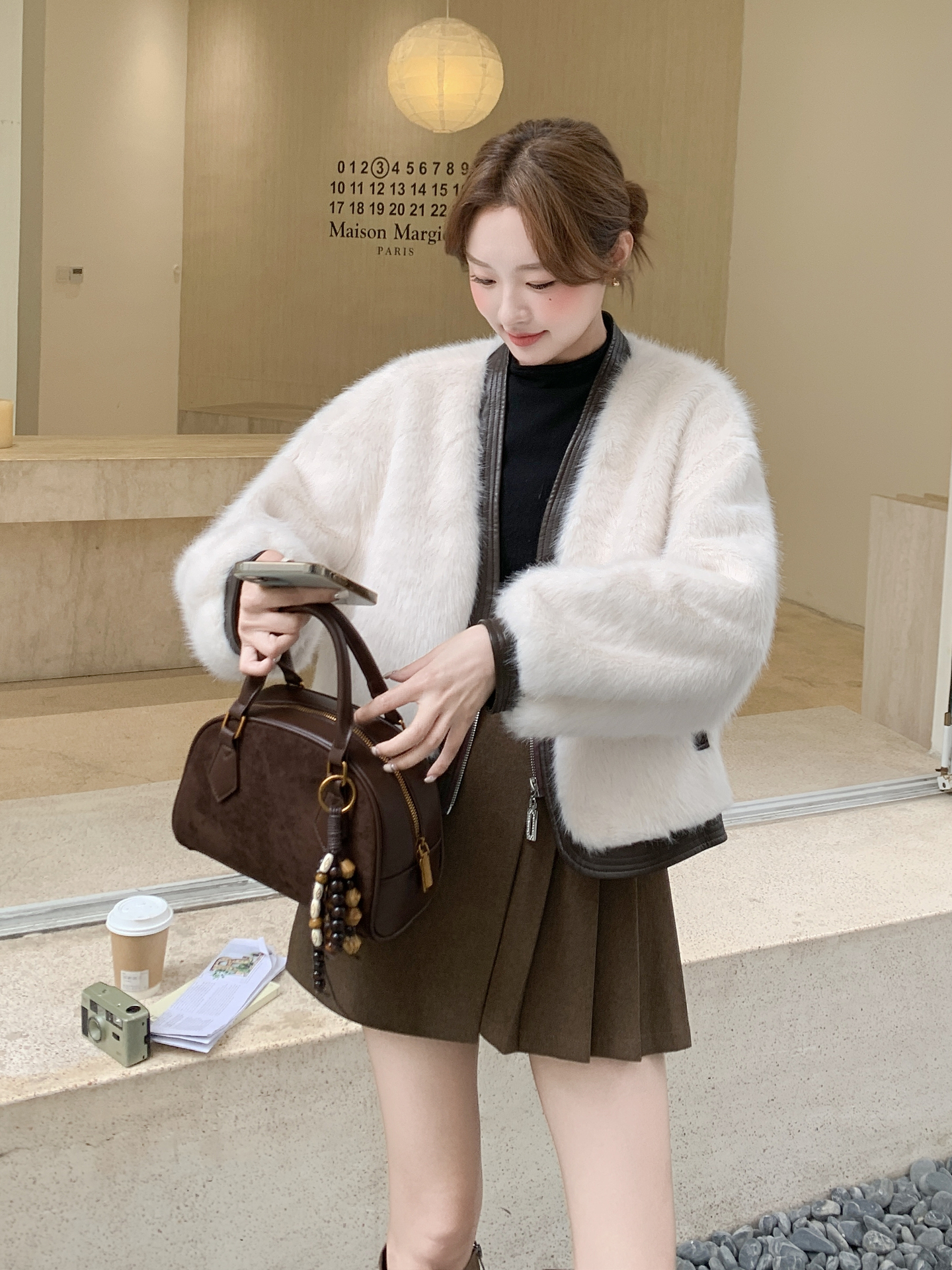 2025皮毛一体气质短外套短款宽松型千金风保暖纯色常规款女静奢风