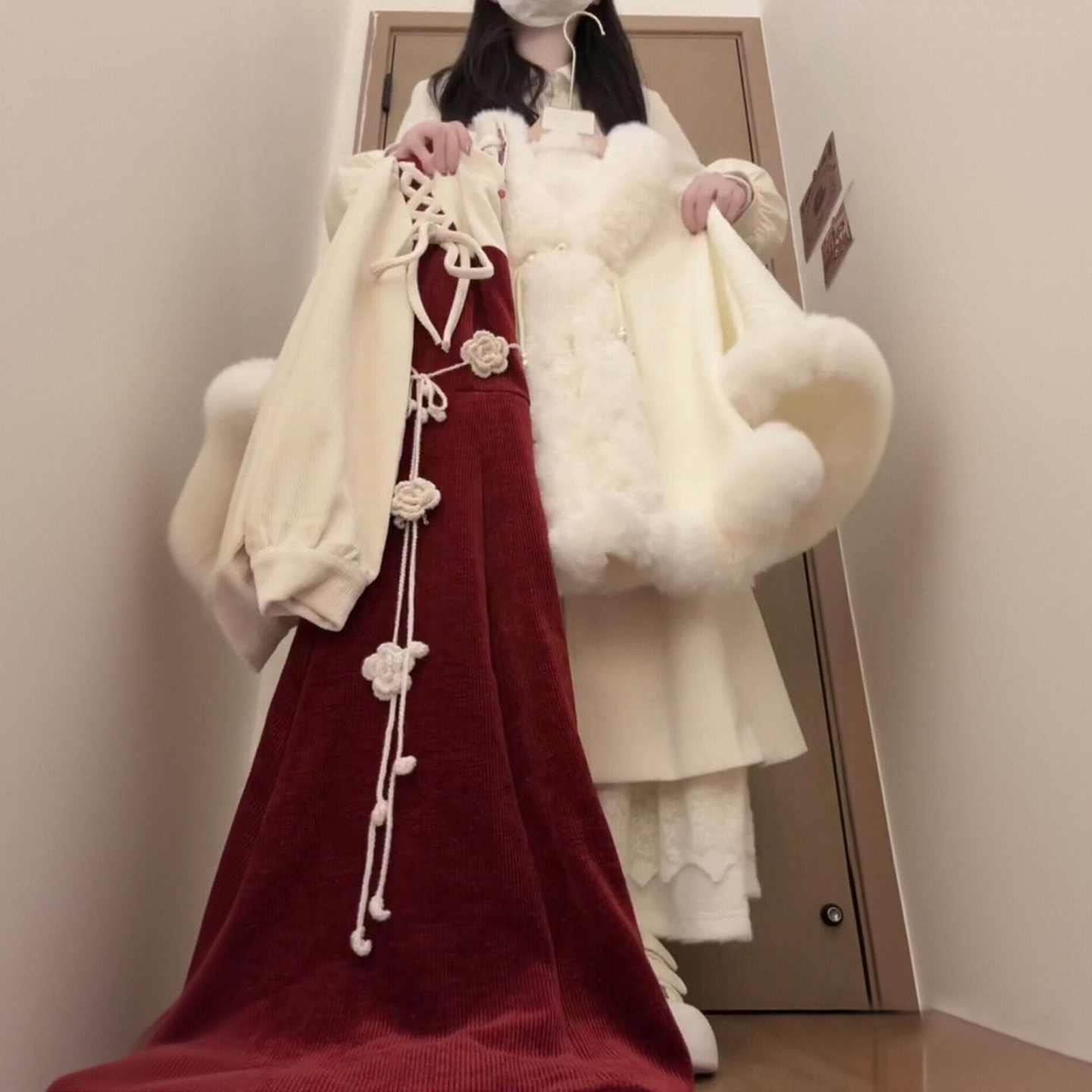冬装款高级感小香风毛绒斗篷外套打底衫红色吊带裙气质时髦套装女