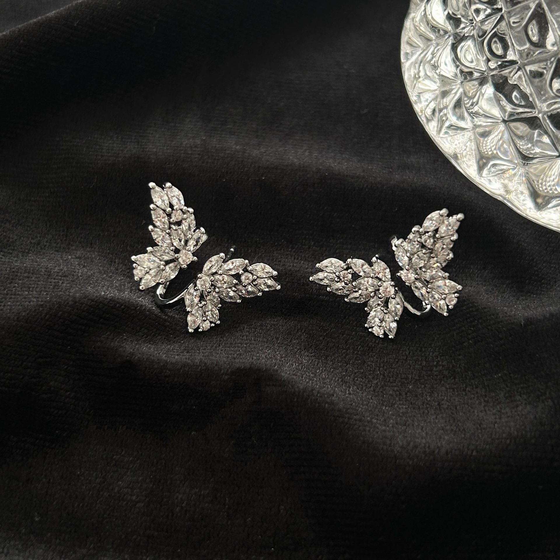 足银玻璃耳饰 新款潮小众设计感高级女银针耳饰超闪水钻锆石耳环