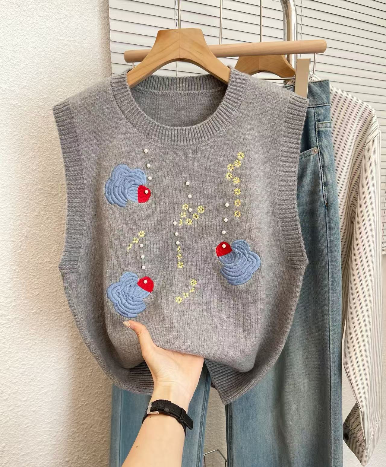 【发财鱼】重工钉珠针织马甲女2026春新款宽松外穿马夹叠穿毛衣坎肩