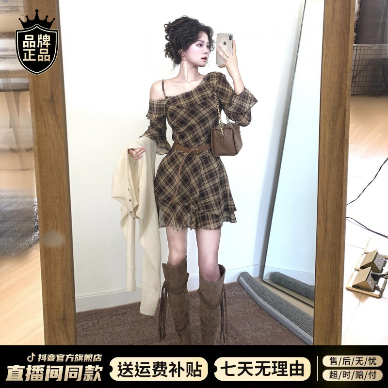 2025秋季新款韩版时尚休闲设计感小众斜领露肩设计感修身显瘦短裙