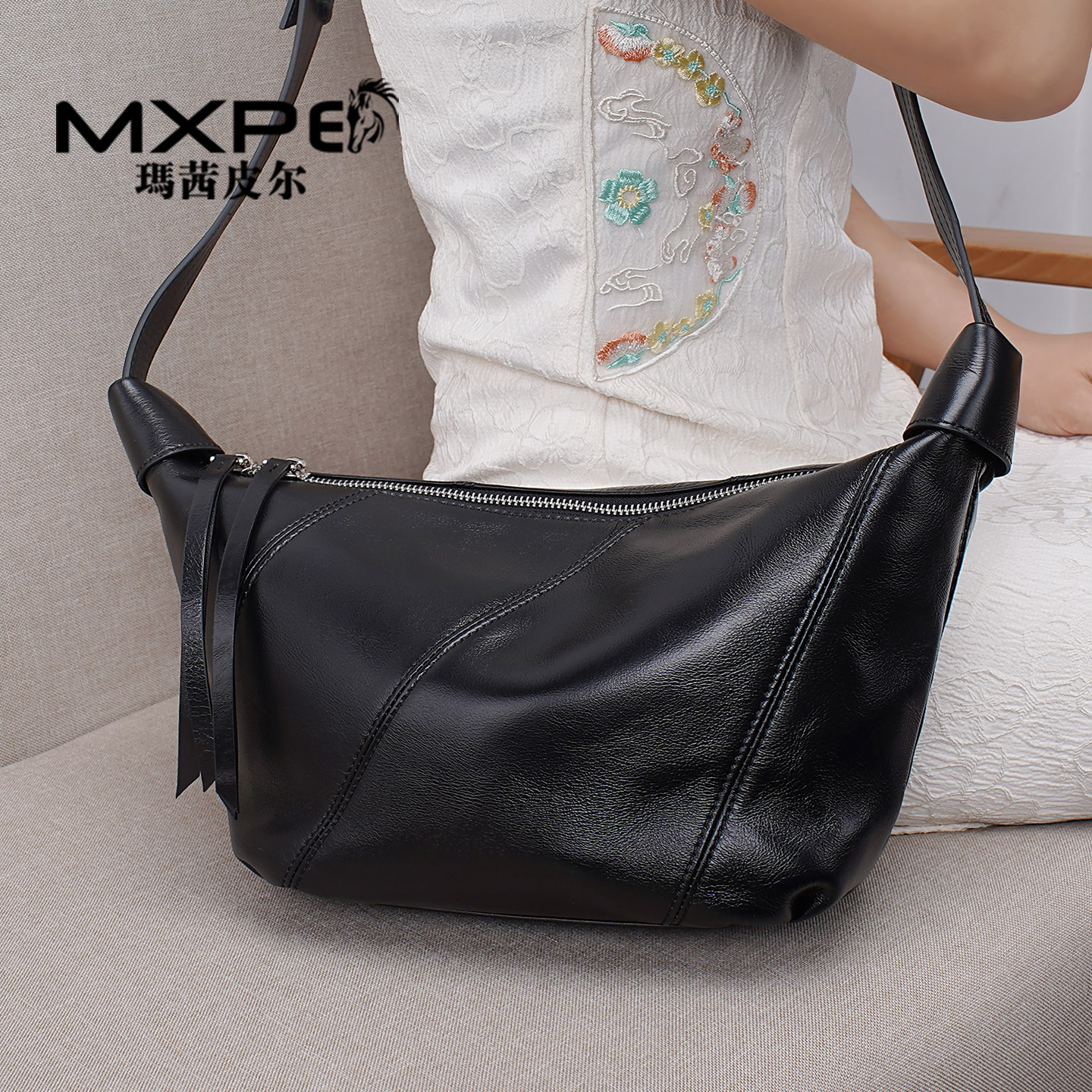 女士斜挎包设计感2025年新款时尚新品头层牛皮拼接简约饺子牛角包