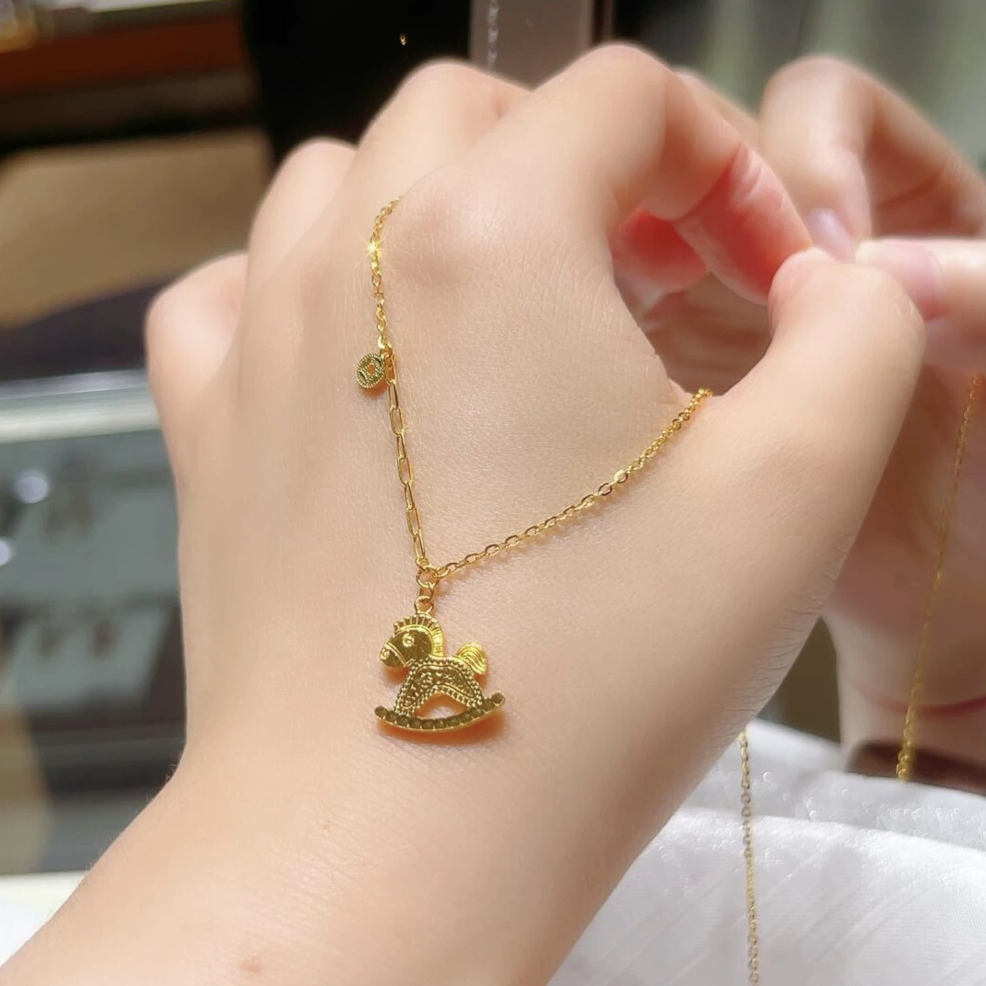 钛钢项链 碎碎冰摇摇木马钱币吊坠锁骨链项链A711