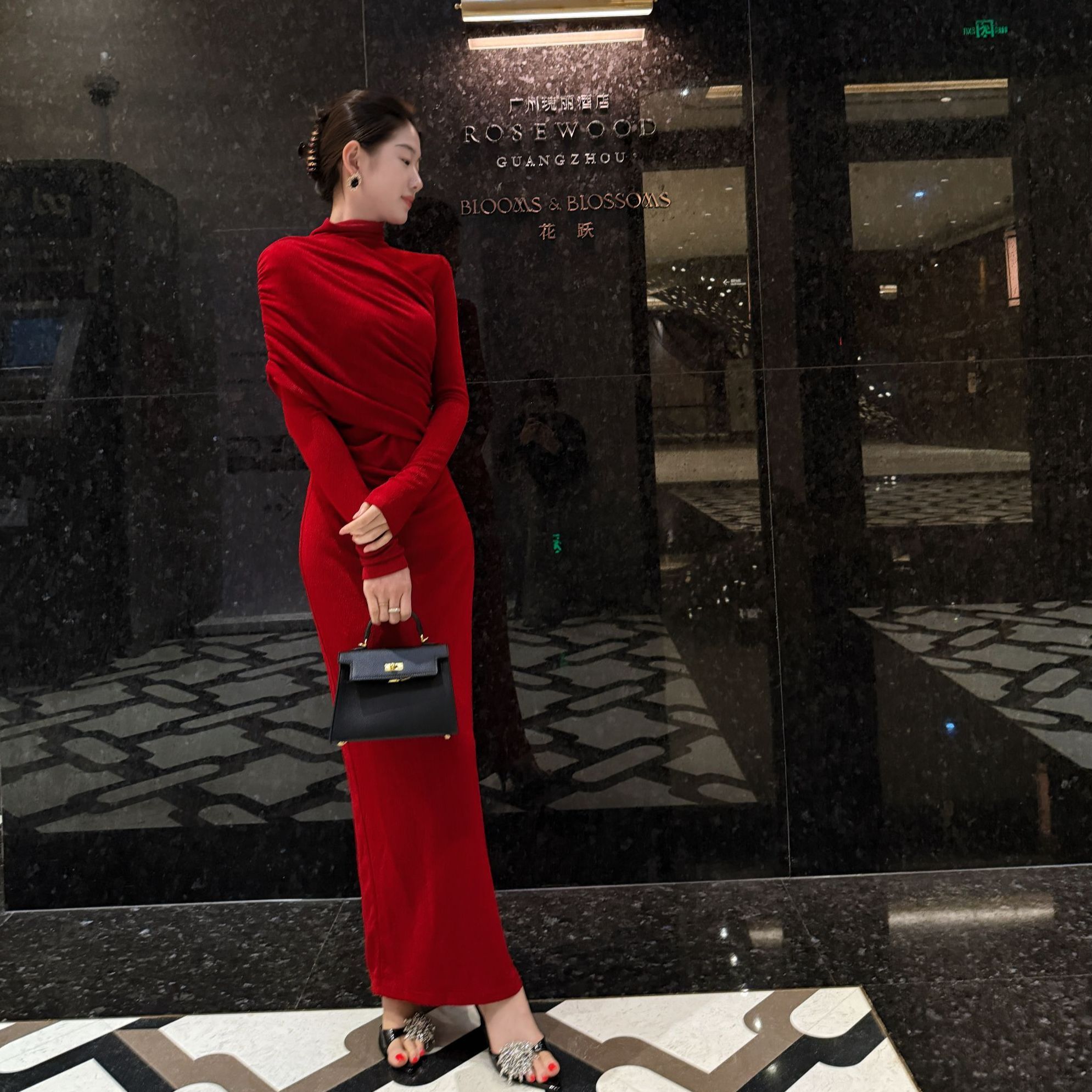 连衣裙气质褶皱显瘦设计师长袖高领修身性感包臀裙名媛红色礼服裙