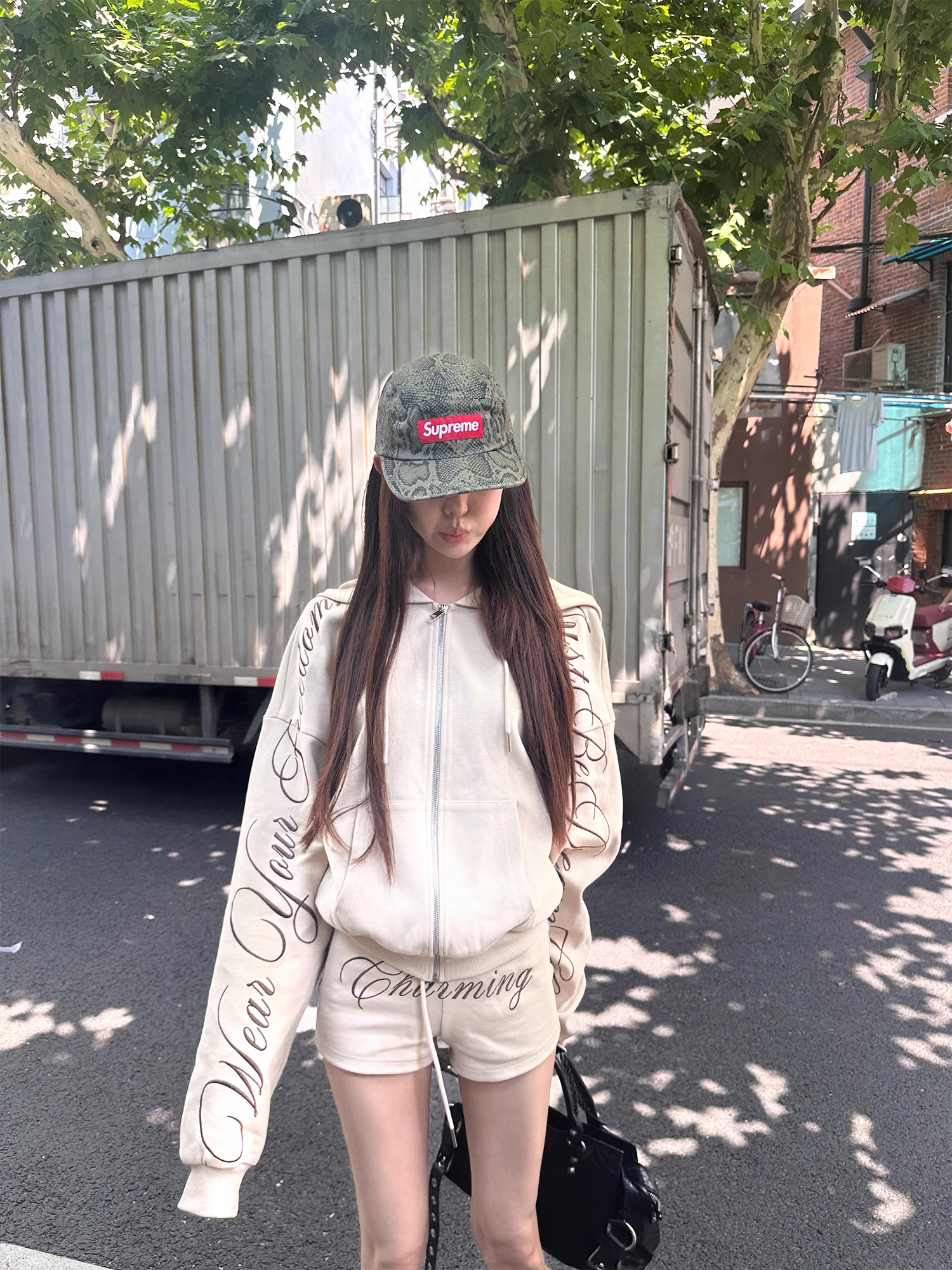 2025早春刺绣卡其色连帽卫衣外套辣妹字母时尚宽松短裤套装女装