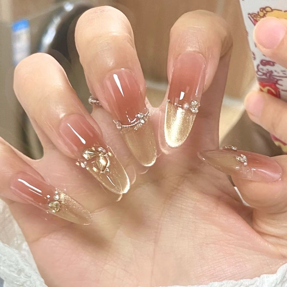 2025纯手工穿戴甲中长款新娘气质爆闪美甲高级可拆卸显白金色猫眼