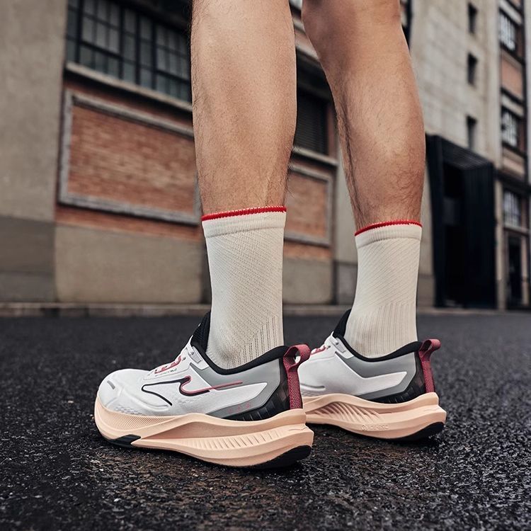 鸿星尔克穿梭4男鞋2025新款防泼水跑步鞋圆头防滑运动鞋减震跑鞋