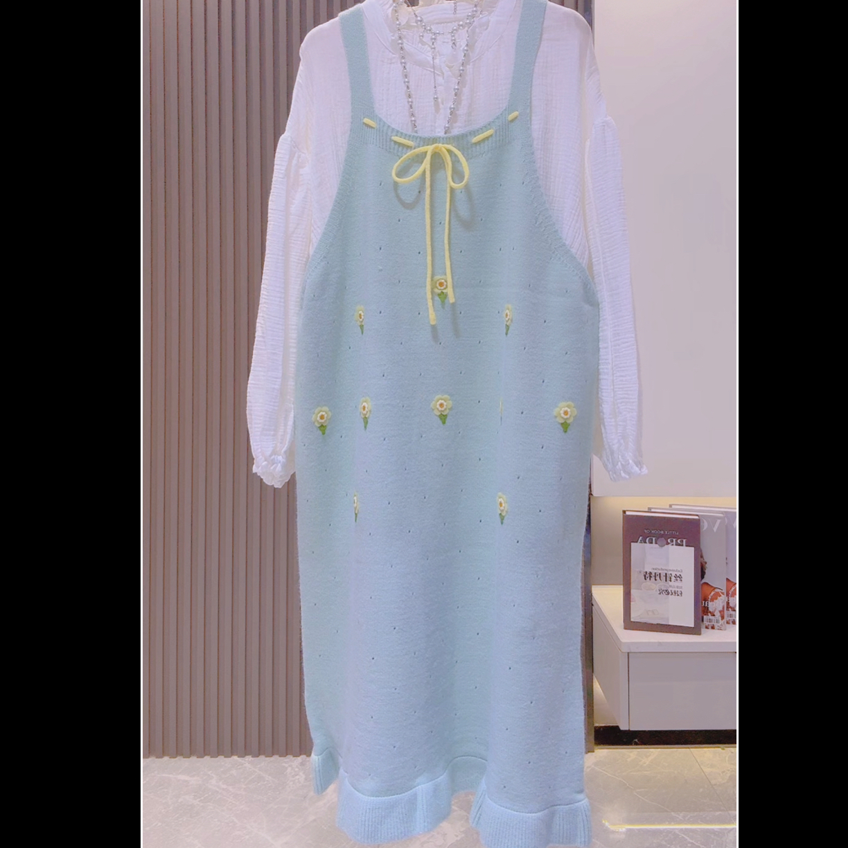 日系甜美手工花朵针织背心连衣裙女秋冬新款宽松显瘦中长款毛衣裙