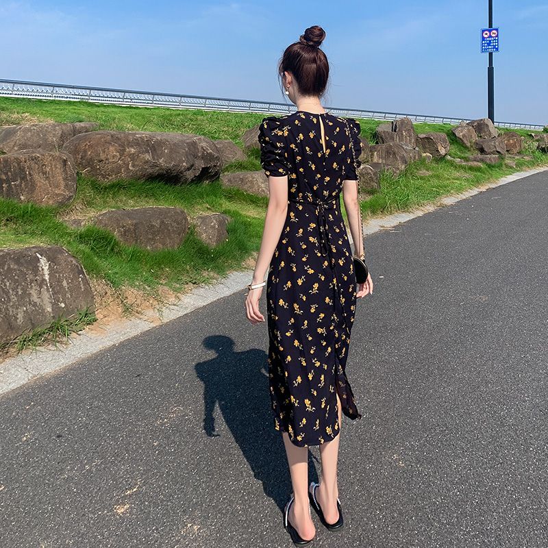 今年流行碎花连衣裙女2025年夏季新款法式泡泡袖V领收腰茶歇裙子